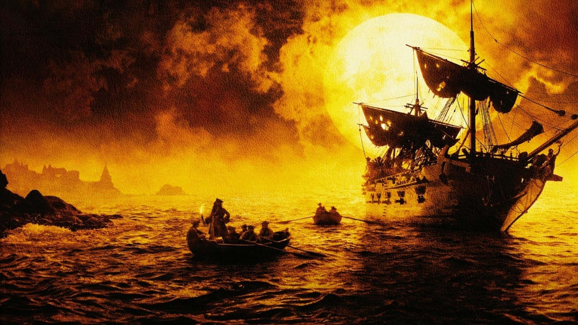 Pirates Of The Caribbean 桌布 壁紙 — 一艘戲劇性的海盜船在巨大發光的月亮下若隱若現，剪影人物划著小船穿越洶湧的金色水域。