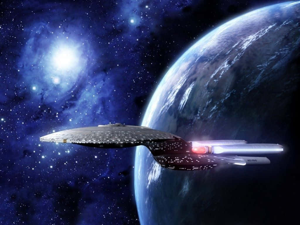 星艦在充滿星星的星雲中靠近一顆藍色行星飛行。