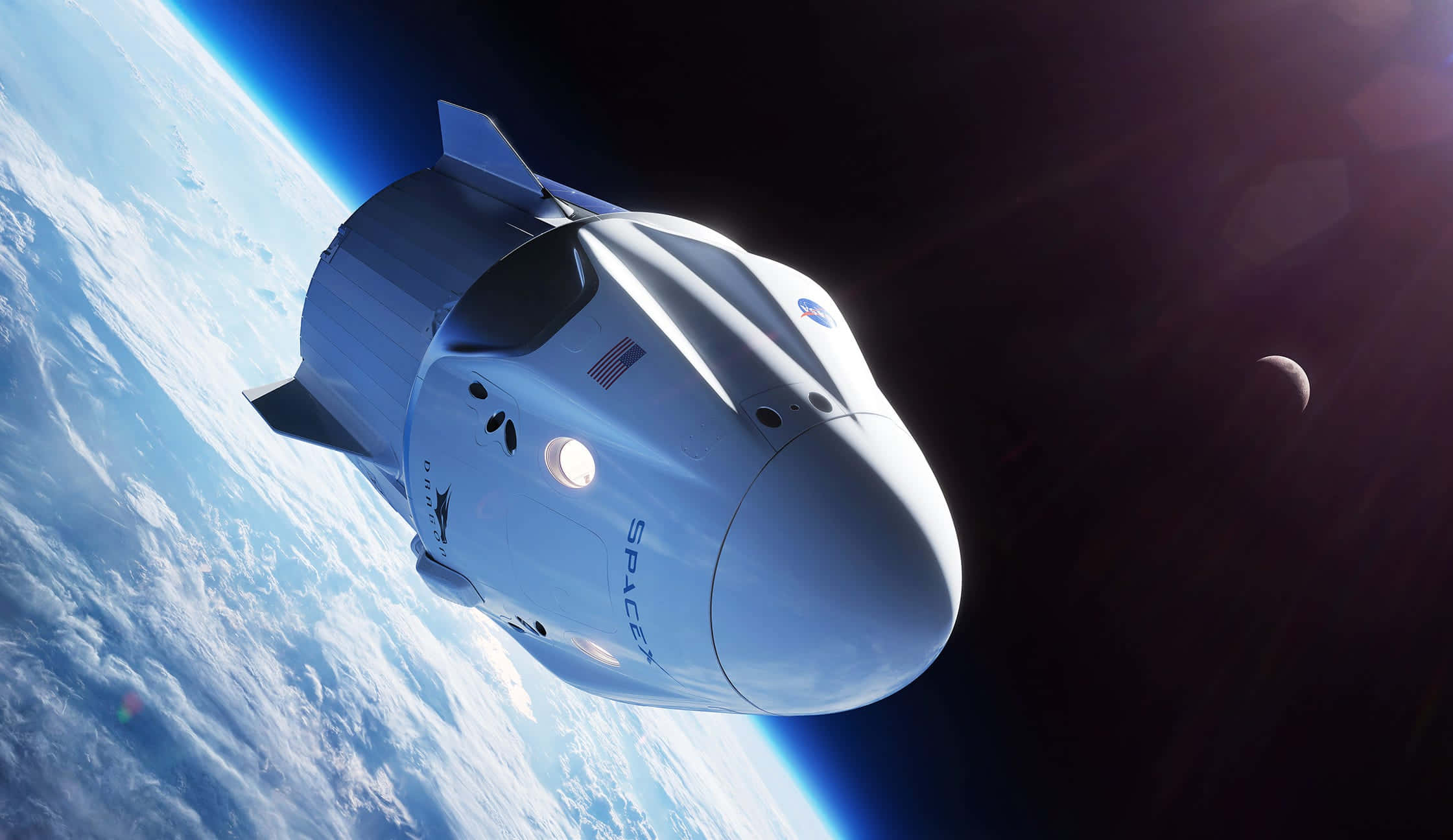 太空船 桌布 壁紙 — 一艘時尚的SpaceX太空船在地球彎曲的地平線上空滑翔，下方有雲層，黑暗的宇宙中有一輪遙遠的月亮。