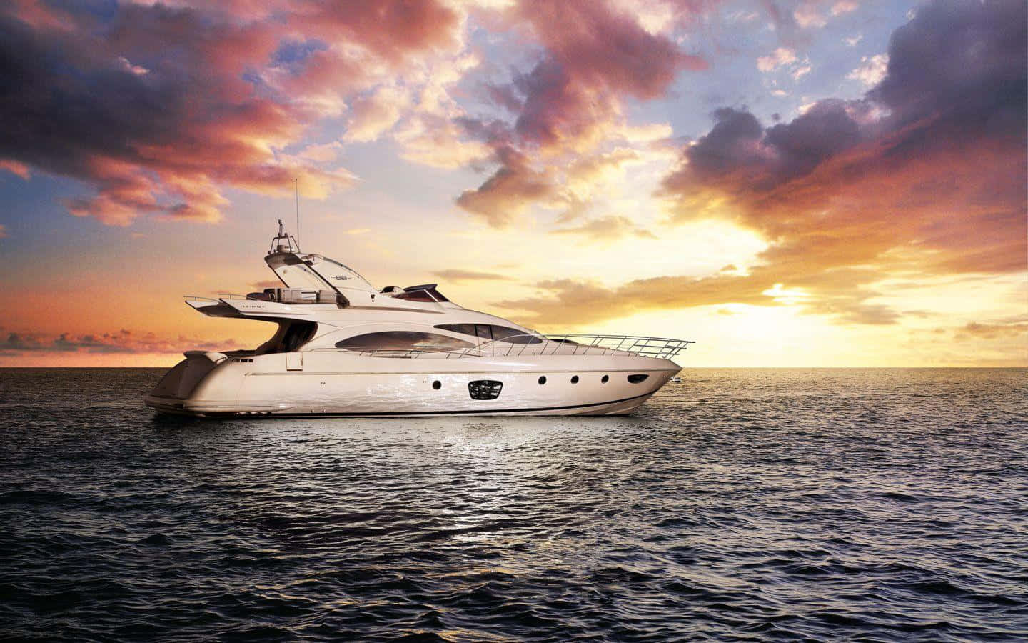 Yacht 桌布 壁紙 — 一艘時尚的白色豪華遊艇在平靜的海面上滑行，天空是戲劇性的日落，佈滿火橙色和紫色的雲彩。