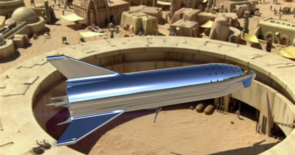 Mos Eisley 桌布 壁紙 — 一艘時尚的藍銀色太空船懸浮在沙漠星球圓形降落平台上方，周圍是沙色圓頂建築。