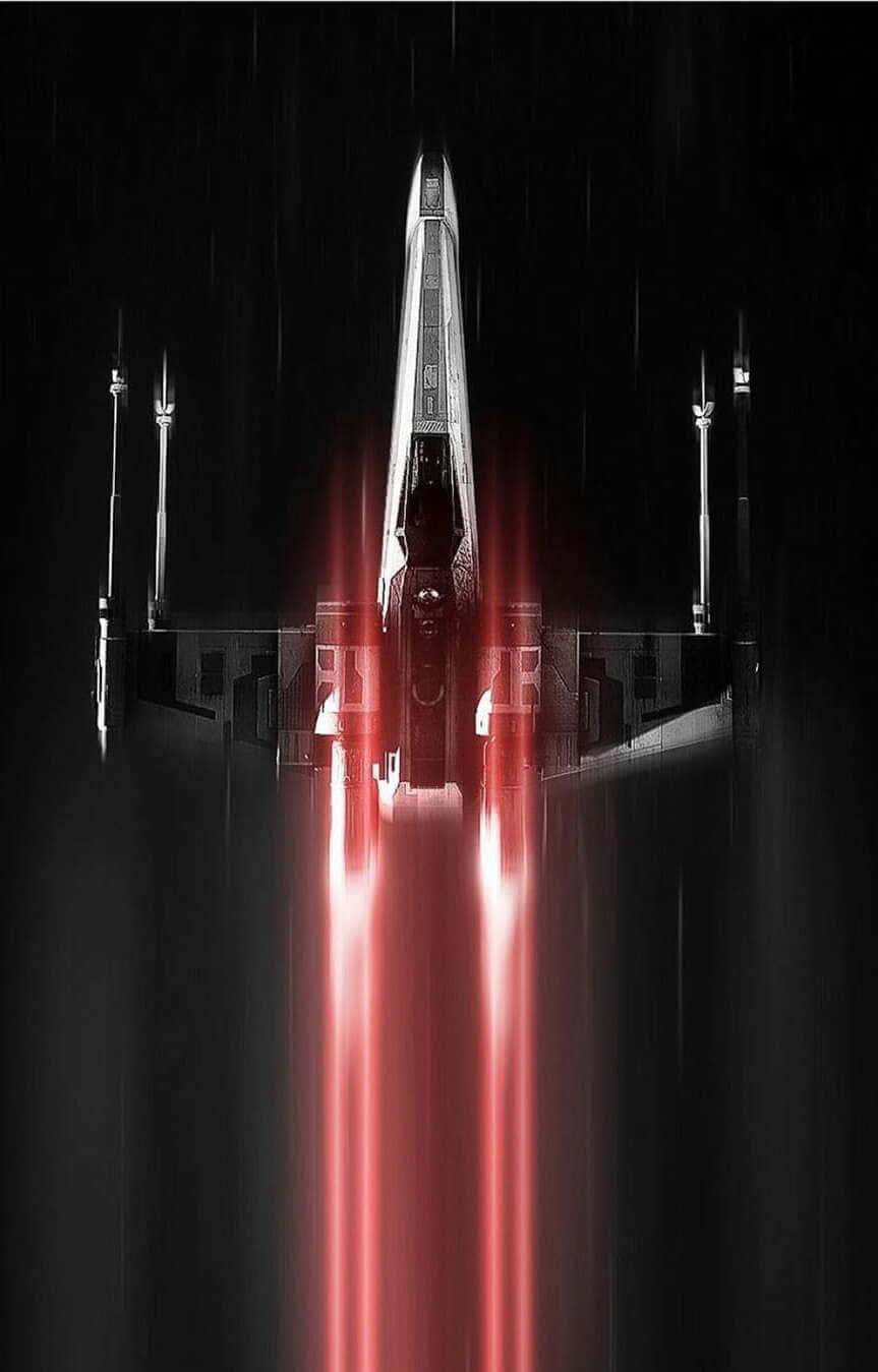 X-wing Fighter 桌布 壁紙 — 一艘流線型星際戰機在夜晚起飛，紅色引擎發光，背景是黑暗的雨景。