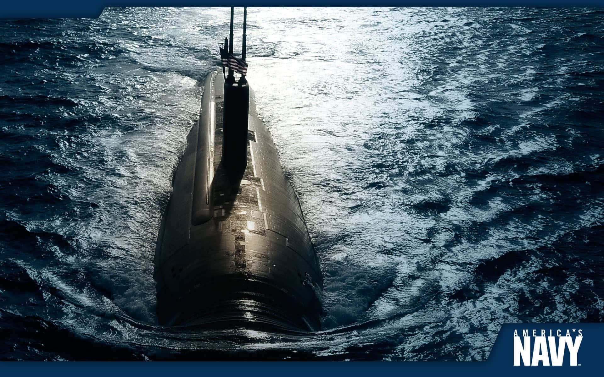 Navy 桌布 壁紙 — 一艘流線型潛艇在波濤洶湧的藍色海水中浮出水面，明亮的陽光投射出銳利的反射。