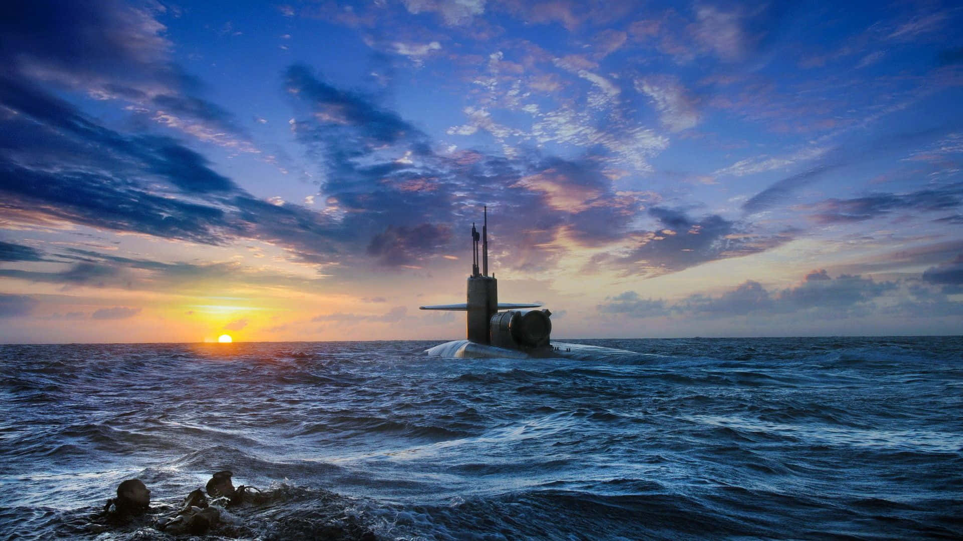 Navy 桌布 壁紙 — 一艘潛艇在波濤洶湧的海面上浮出，下方是壯麗的日落天空，帶有火橙色和深藍色的雲彩。