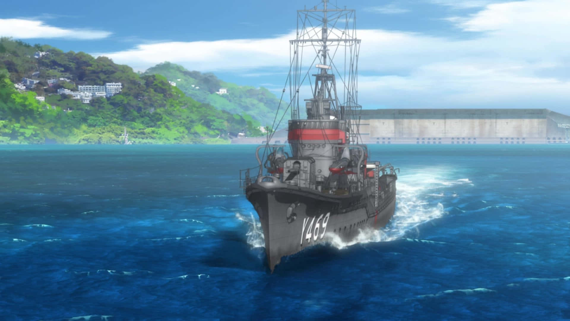 High School Fleet 桌布 壁紙 — 一艘灰色軍艦帶有紅色條紋，在明亮的天空下，在綠色海岸丘陵附近的深藍色海洋中航行。