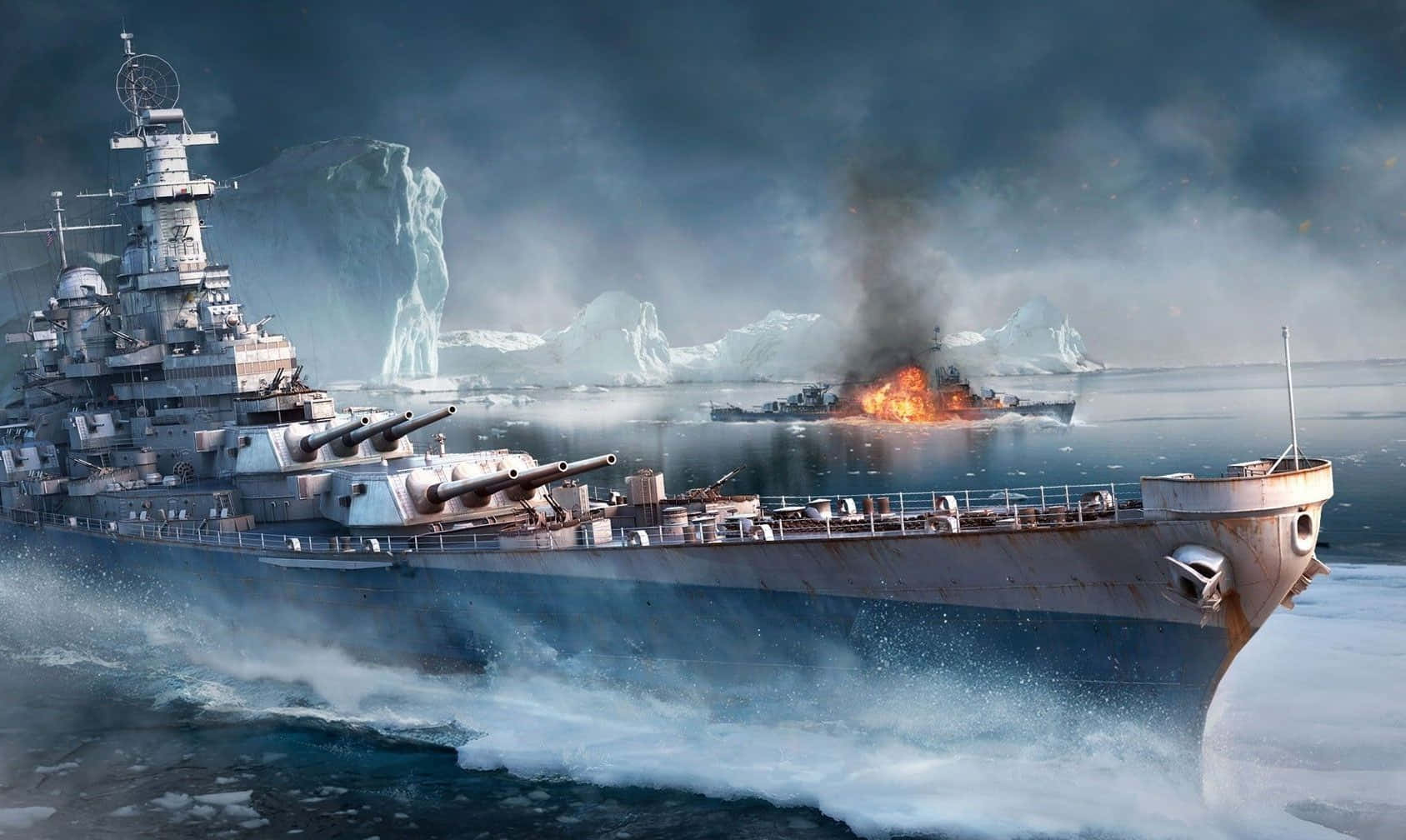 一艘現代戰艦航行於開闊海域 壁紙 — 一艘巨大的戰艦劃破冰冷的海水，一艘燃燒的敵艦在風暴天空下高聳的冰山之間沉沒。