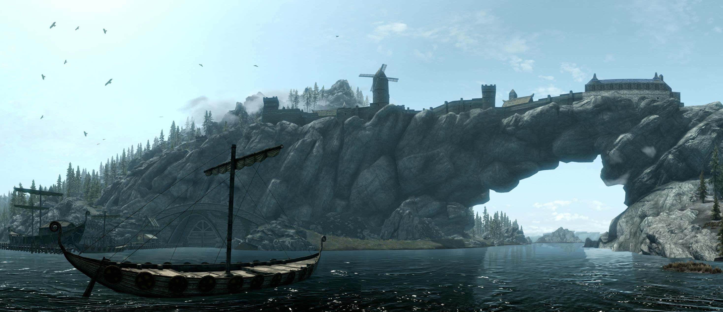 Skyrim Solitude 桌布 壁紙 — 一艘維京長船在平靜的水面上漂浮，前方是巨大的天然岩石拱門，頂部有一座中世紀城堡和風車。