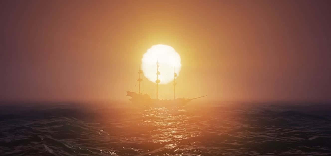 Sea Of Thieves 桌布 壁紙 — 一艘船在迷霧的海上航行，巨大的太陽在它背後發光，將金色的光芒投射在波浪上。