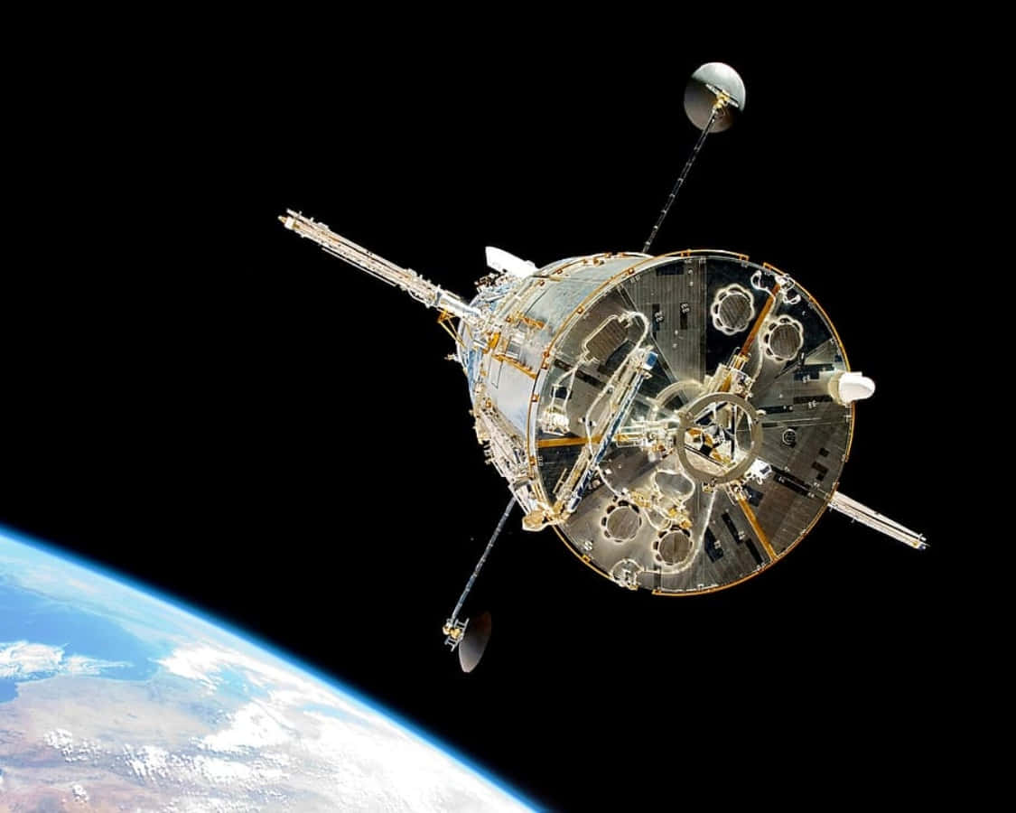 Hubble Space Telescope 桌布 壁紙 — 一艘詳細的太空船在地球軌道上，背景是太空的漆黑，下方可見行星的藍色曲線。
