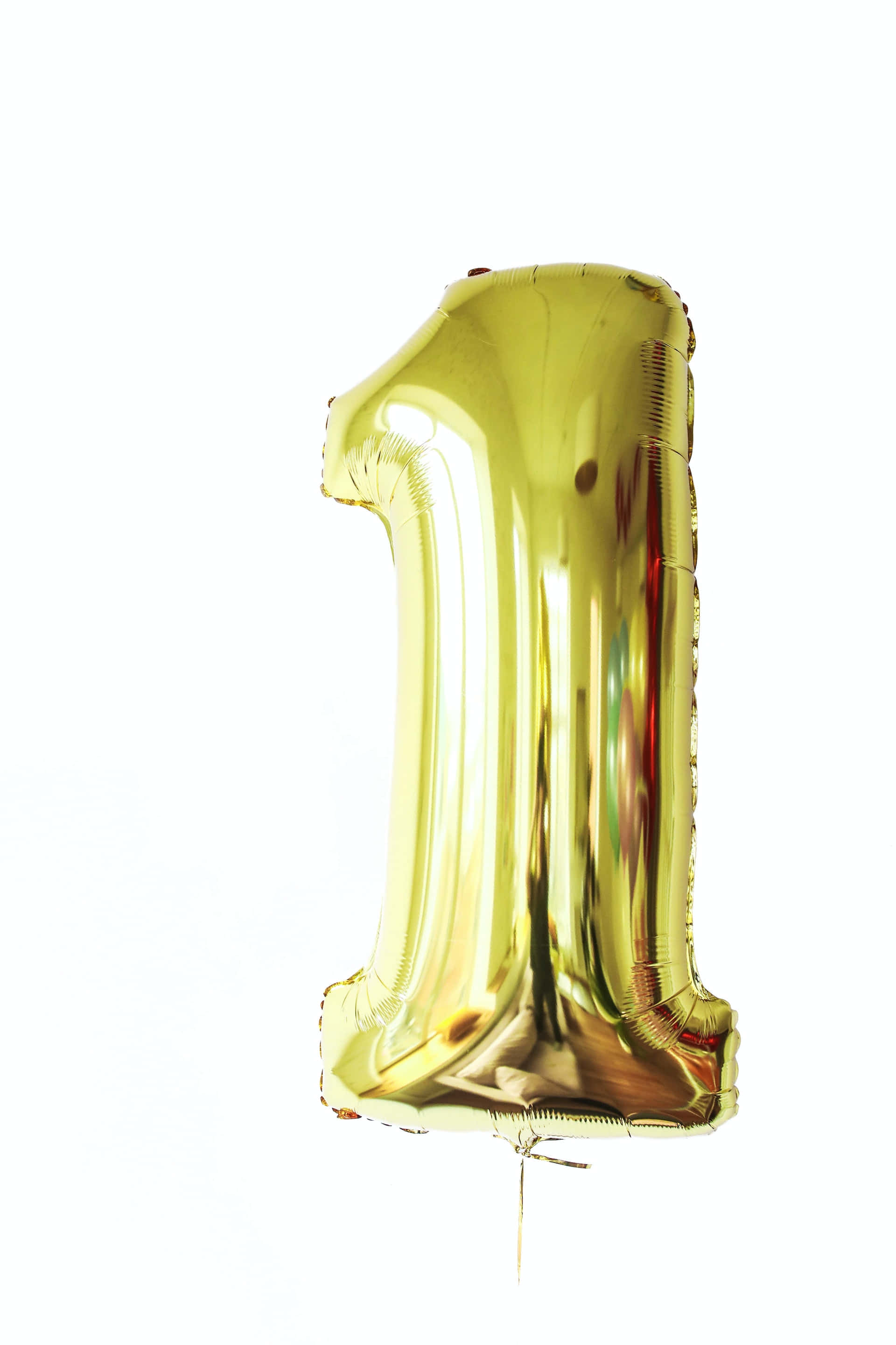 一號金色生日氣球圖 壁紙 — 一個閃亮的金色箔氣球，形狀像數字一，漂浮在純白色背景上。