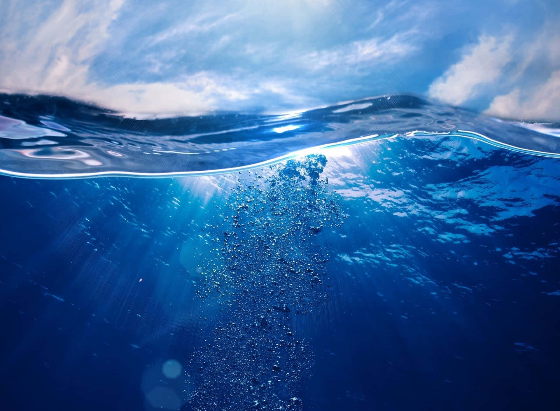 陽光和上升氣泡的海浪水下視圖