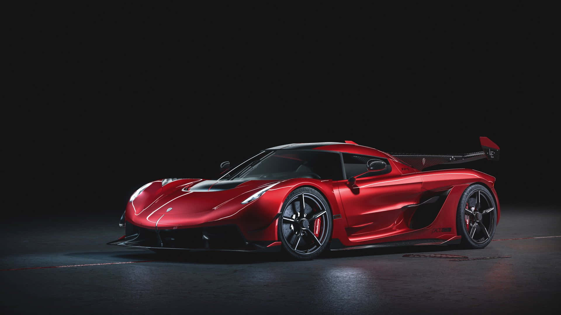 紅色 Koenigsegg 超跑在攝影棚中，帶有戲劇性燈光。