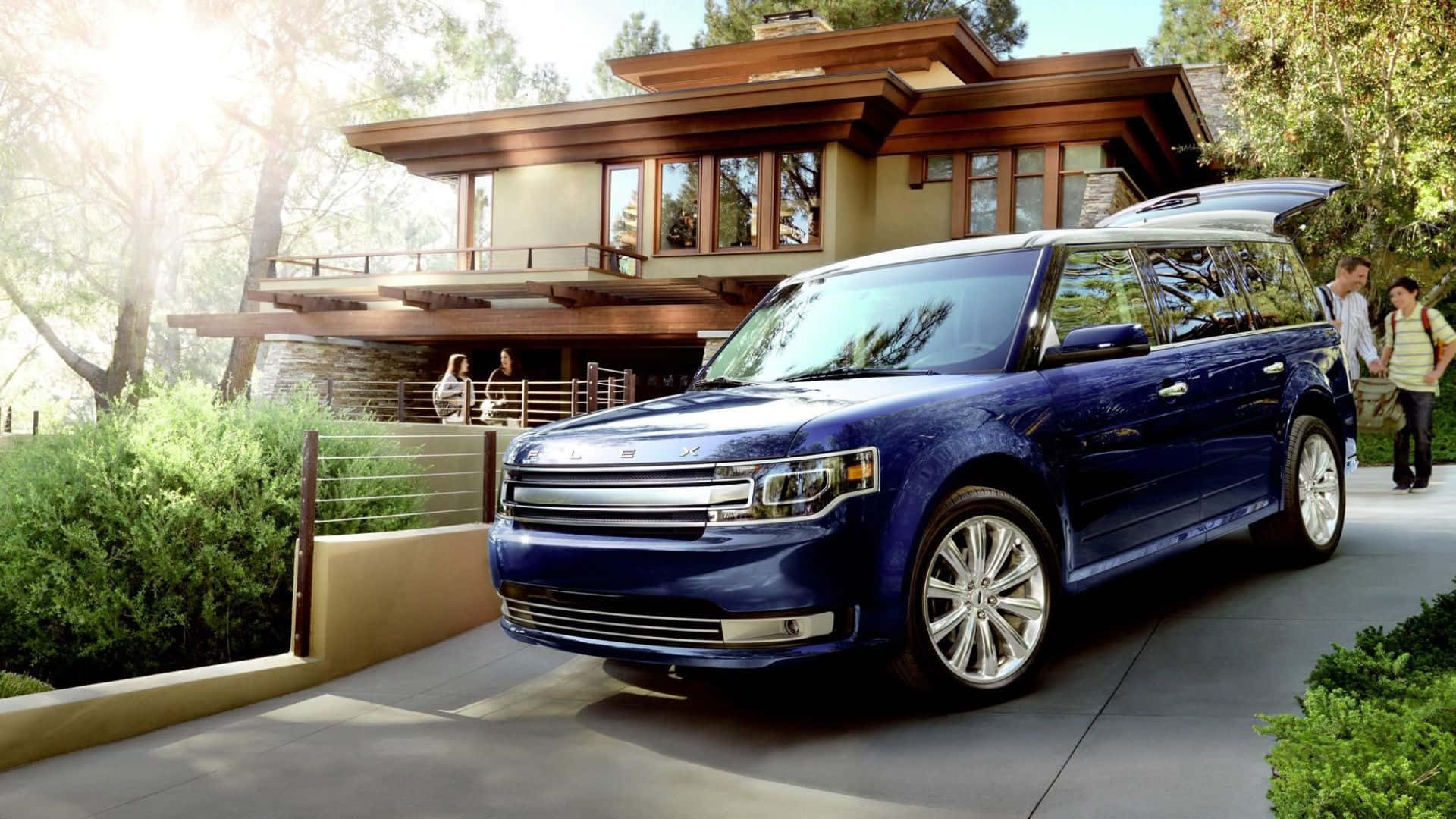 Ford Flex 桌布 壁紙 — 一輛亮藍色SUV停在一間現代木屋前，附近有行人，陽光明媚。