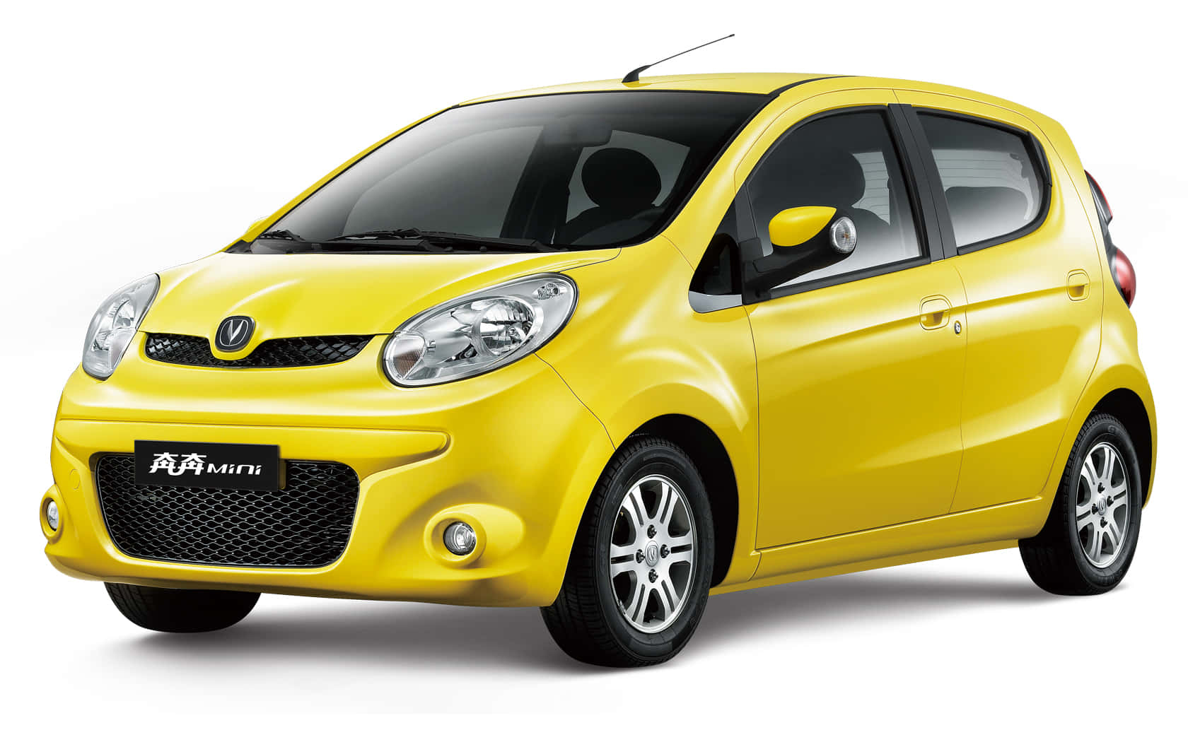 Changan 桌布 壁紙 — 一輛亮黃色的小型車，擁有流暢的曲線和銀色合金輪圈，孤立在潔白的背景上。
