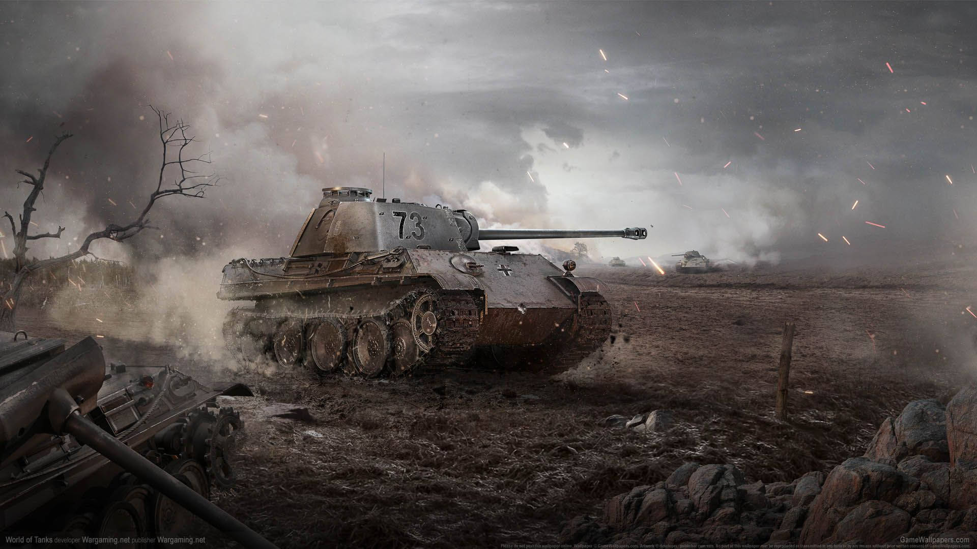 World of Tanks 7.3 壁紙 — 一輛佈滿戰鬥痕跡的德國坦克在暴風雨的天空下，穿過泥濘的戰場，遠處有爆炸和煙霧。