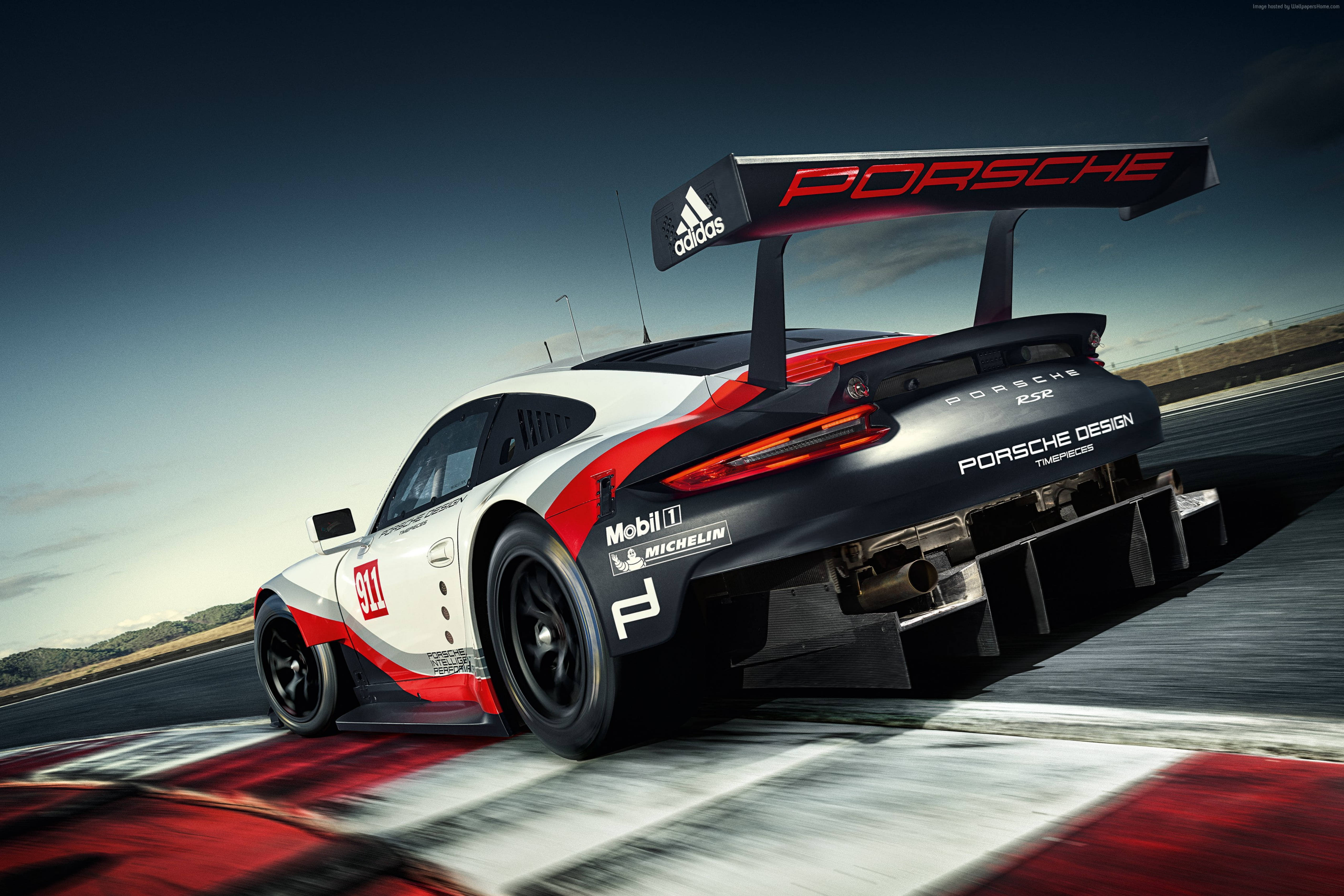 Sports Car 桌布 壁紙 — 一輛保時捷911 GT2 RS賽車在賽道上疾馳，帶有動態模糊和戲劇性的天空。