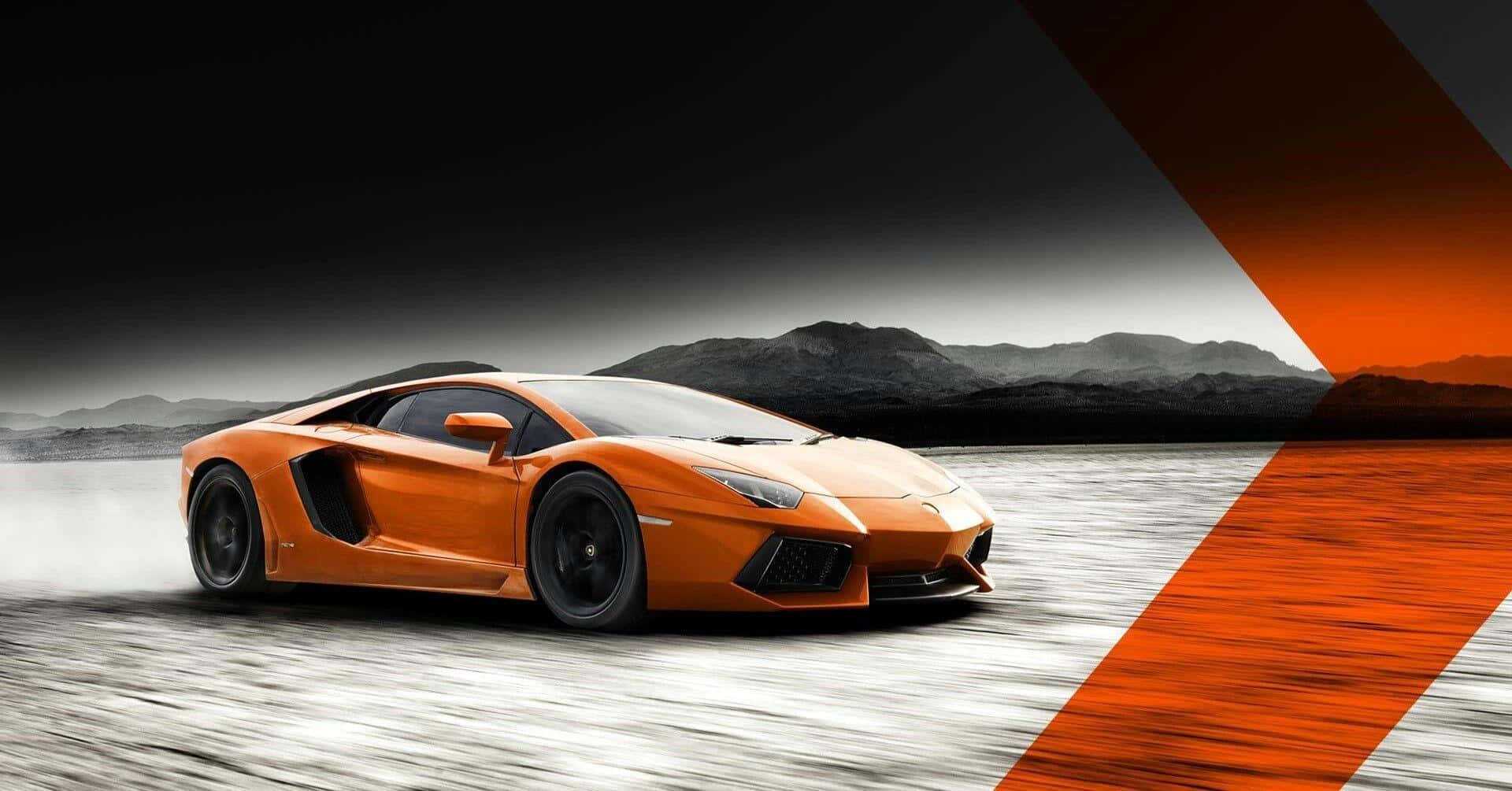 cars 桌布 壁紙 — 一輛充滿活力的橙色林寶堅尼 Aventador 在模糊的沙漠賽道上疾馳，帶有戲劇性的橙色和黑色幾何裝飾。