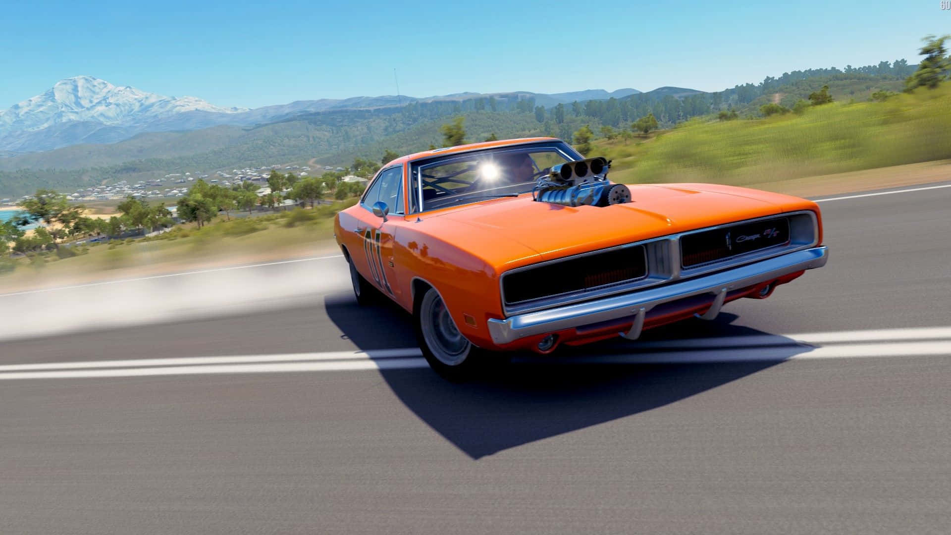 Dodge Charger 桌布 壁紙 — 一輛充滿活力的橙色經典肌肉車配備增壓器，在陽光明媚的山區高速公路上飛馳。