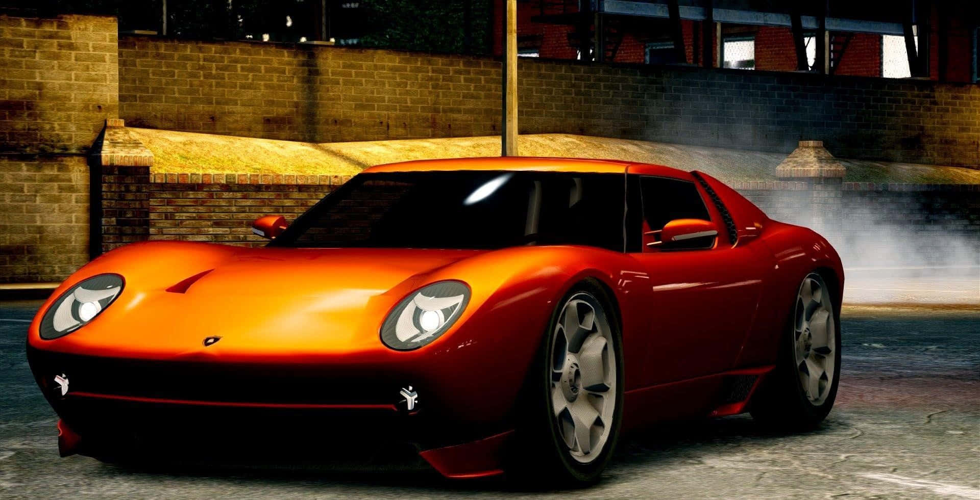Lamborghini Miura 桌布 壁紙 — 一輛充滿活力的橙色跑車，帶有發光的車頭燈和飄散的煙霧，夜間停放在城市小巷中。