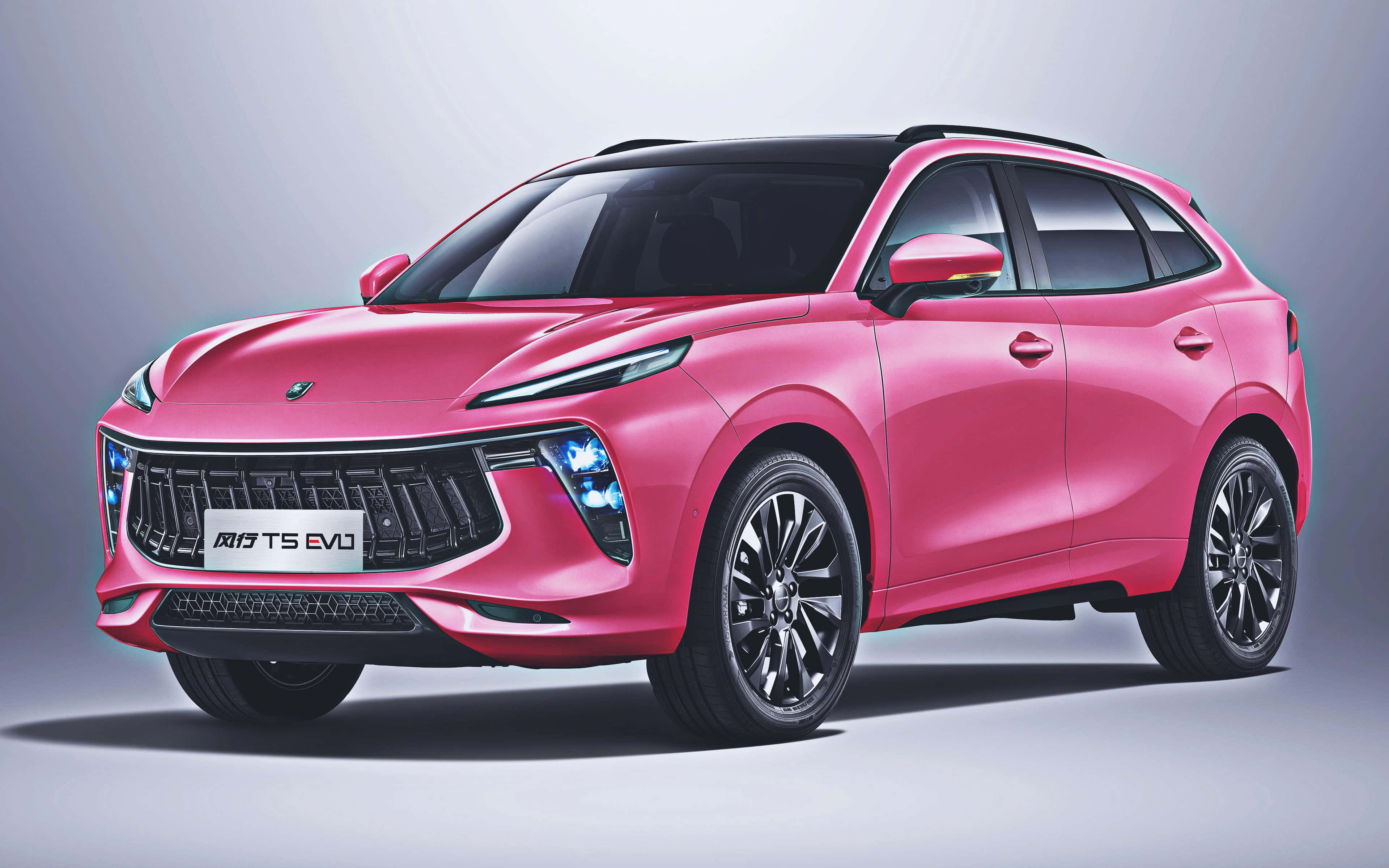 Dongfeng 桌布 壁紙 — 一輛充滿活力的粉紅色SUV，採用時尚現代設計和發光的藍色頭燈，矗立在極簡灰色工作室背景前。