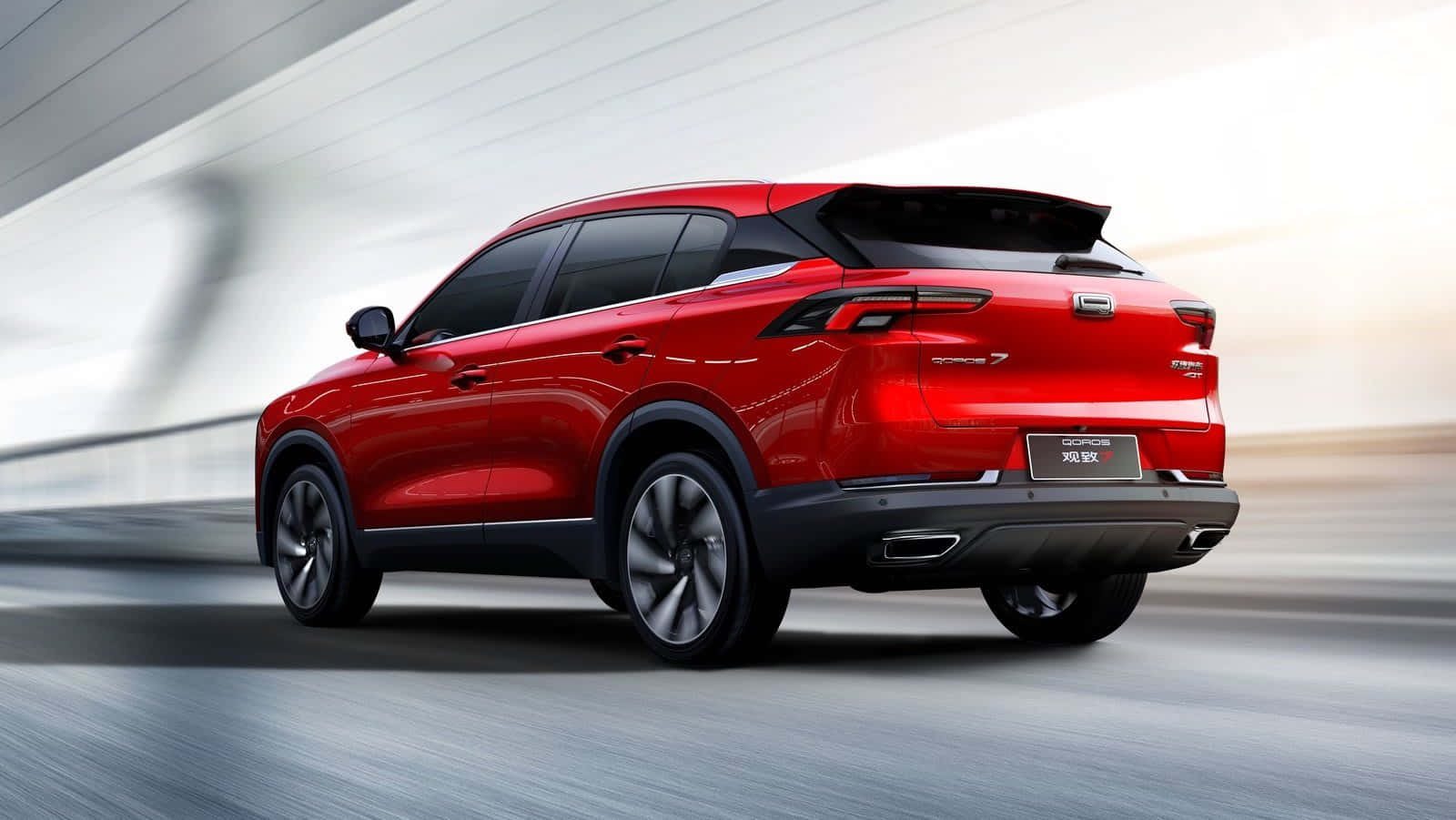 Qoros 桌布 壁紙 — 一輛充滿活力的紅色SUV在現代隧道中疾馳，動態模糊強調了其動態運動。