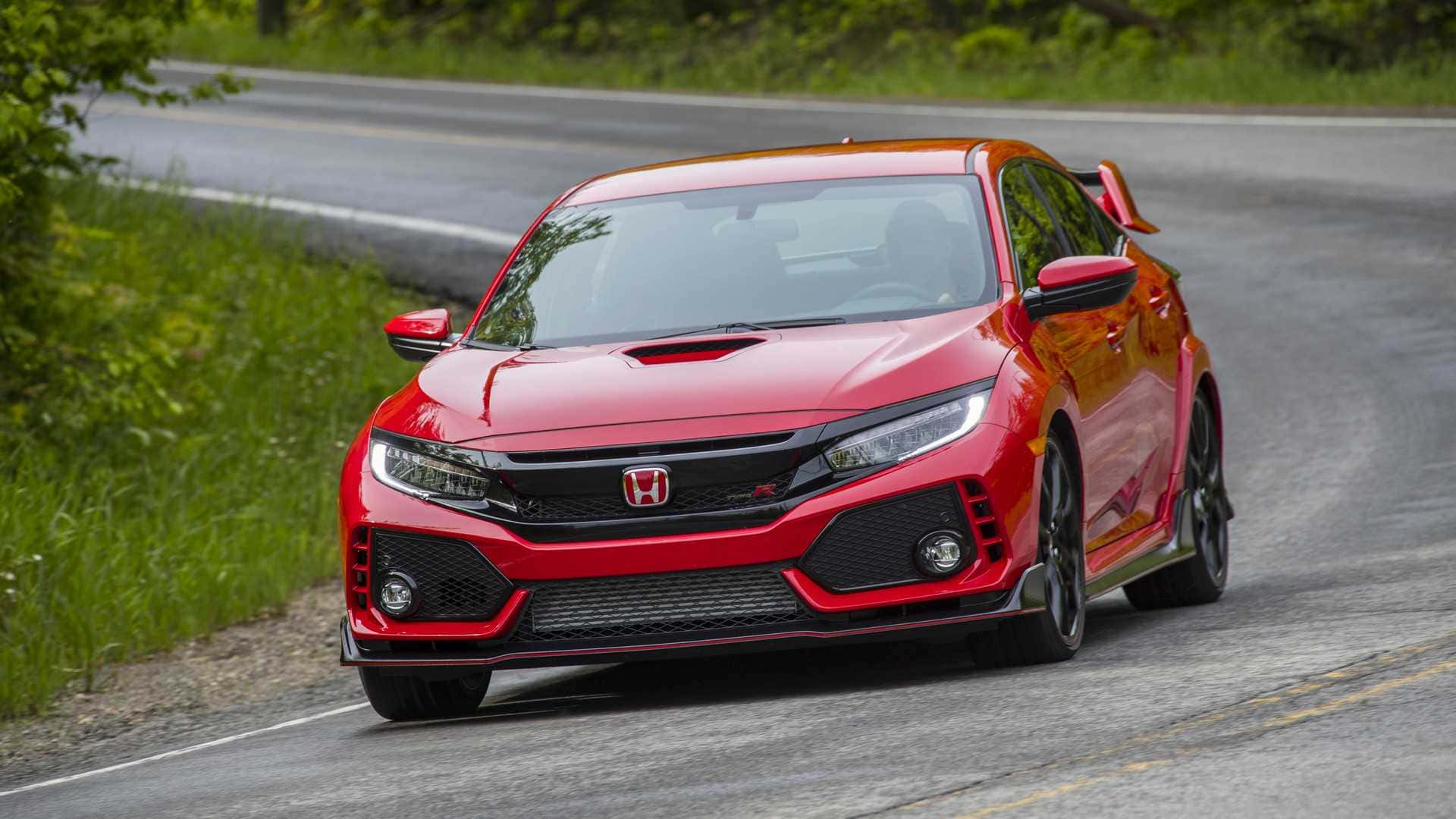 Hatchback 桌布 壁紙 — 一輛充滿活力的紅色本田思域Type R在蜿蜒的瀝青路上飛馳，兩旁是茂密的綠色樹葉。