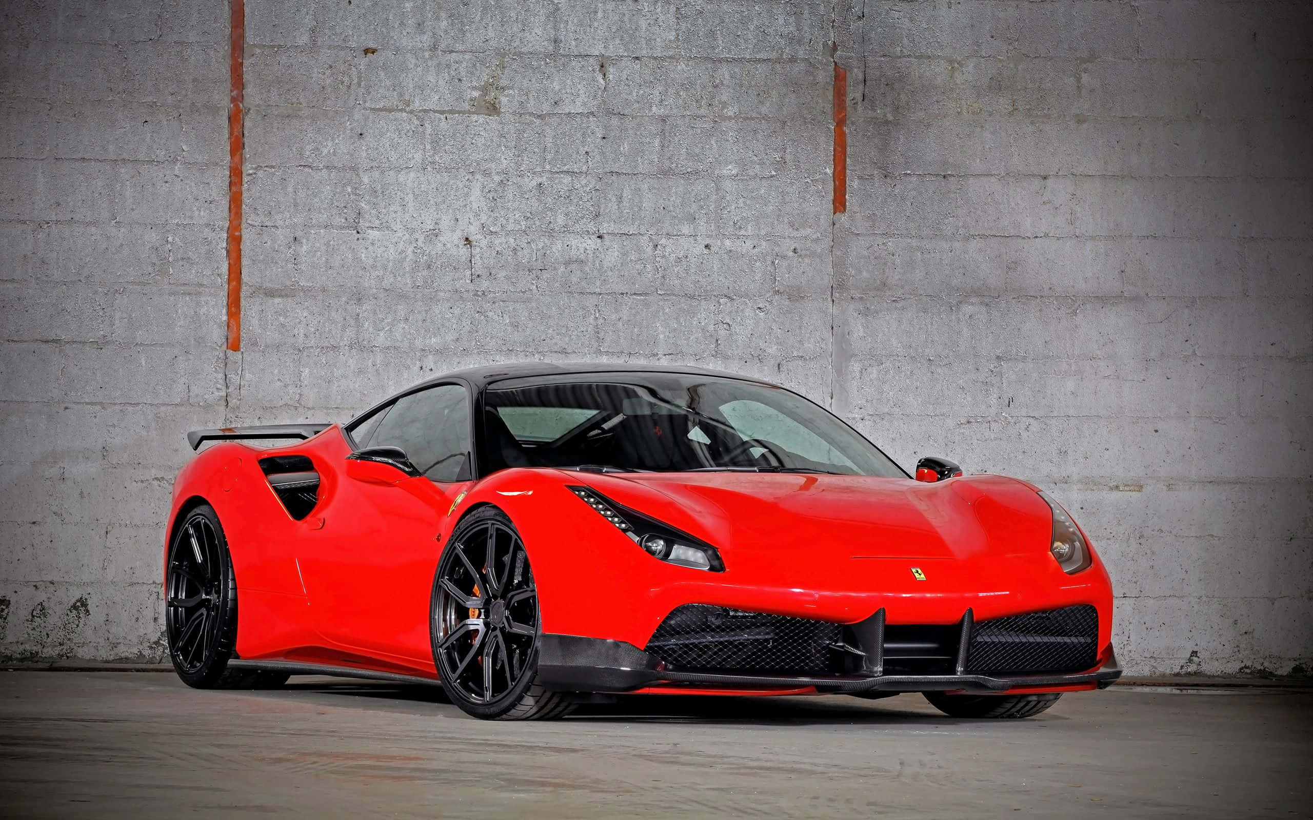 Ferrari 488 Spider 桌布 壁紙 — 一輛充滿活力的紅色法拉利跑車，帶有黑色飾件，在簡約的車庫環境中，停靠在有紋理的混凝土牆前。