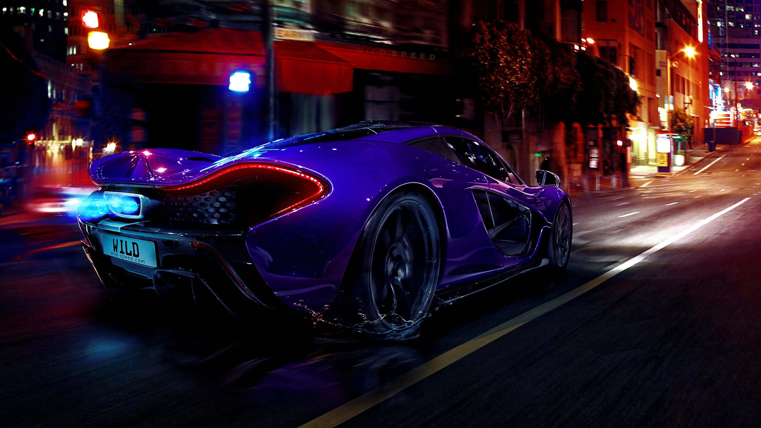 麥拿侖 桌布 壁紙 — 一輛充滿活力的紫色McLaren P1在夜晚的霓虹燈城市街道上疾馳，帶有動態模糊和發光的燈光。