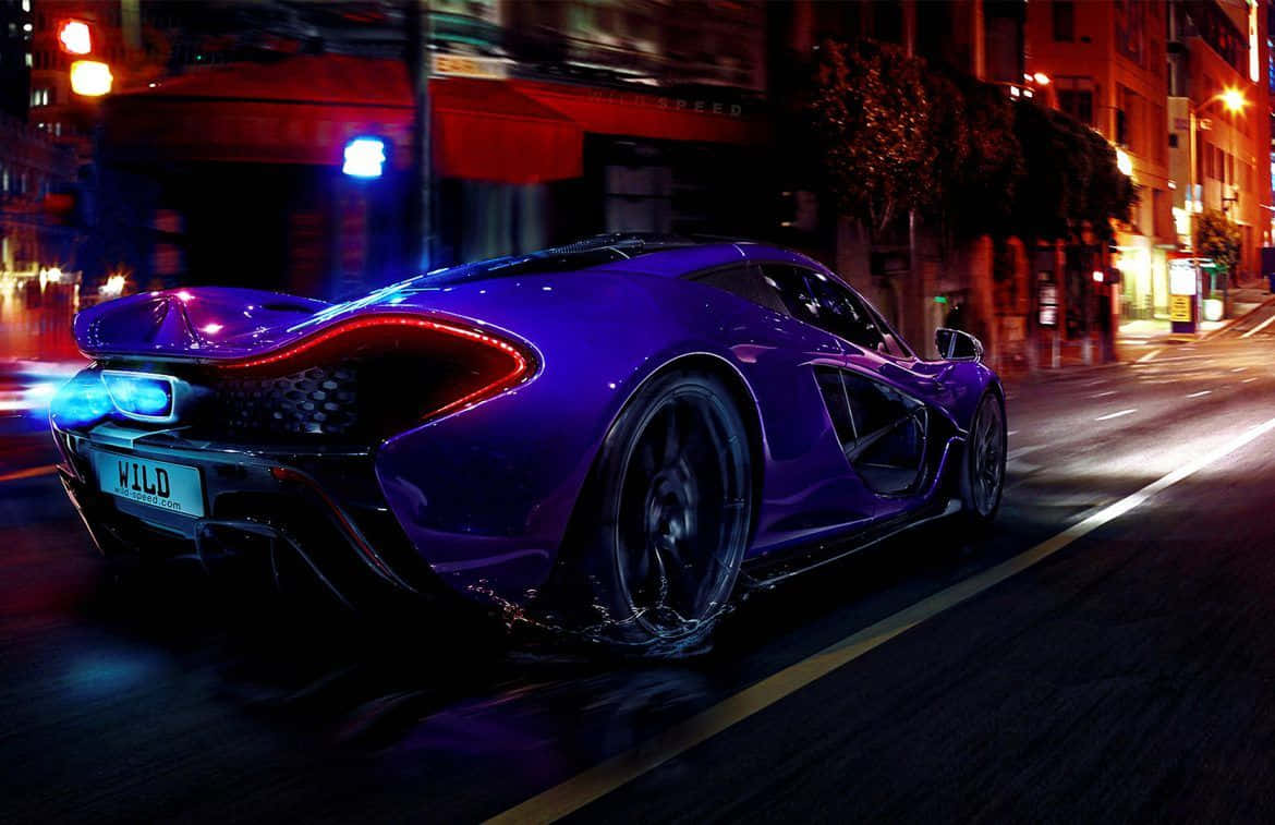 Sports Car 桌布 壁紙 — 一輛充滿活力的紫色McLaren跑車在夜間穿過霓虹燈閃爍的城市街道，帶有動態模糊和發光的燈光。