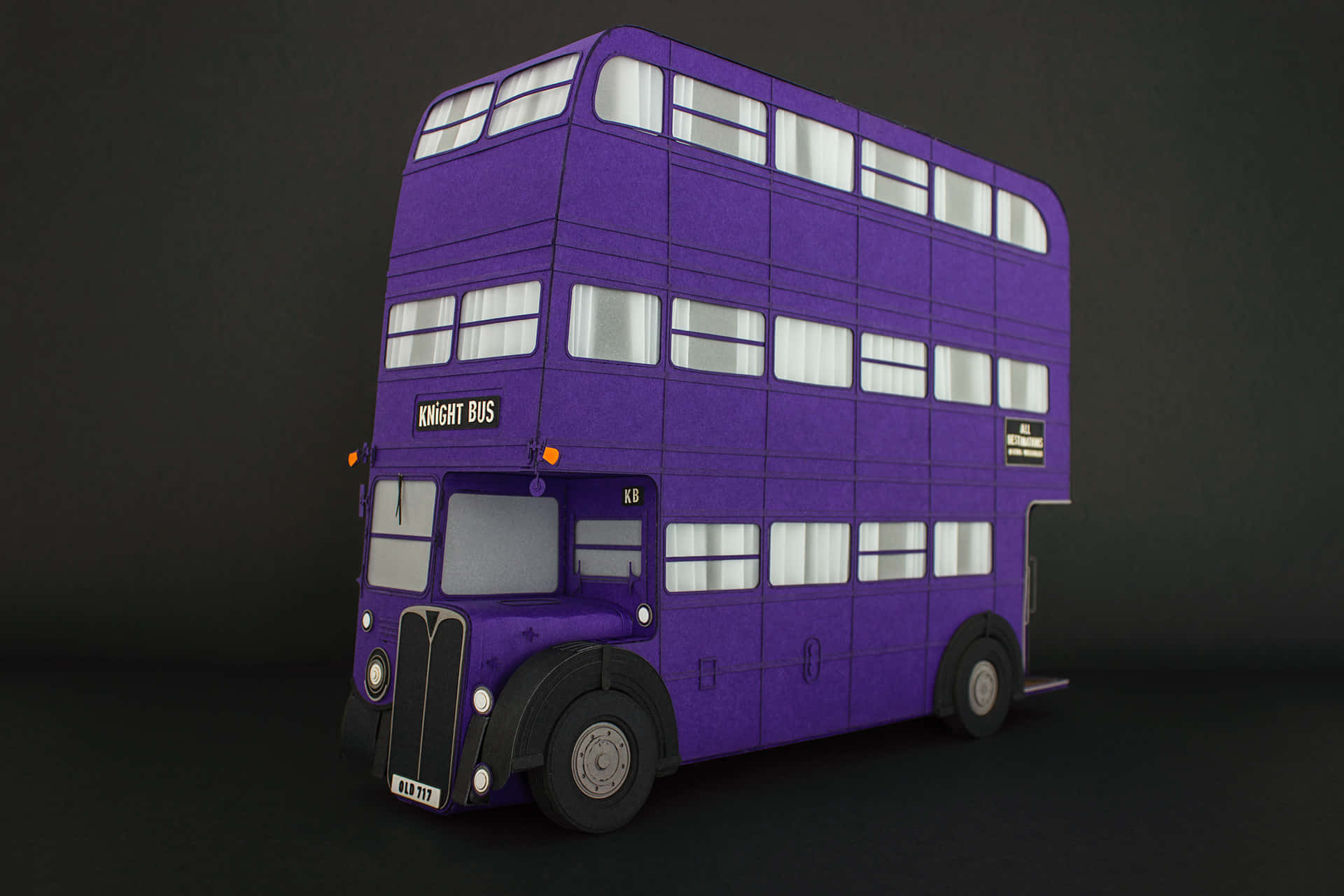Knight Bus 桌布 壁紙 — 一輛充滿活力的紫色雙層巴士，標有「Knight Bus」，在黑暗背景下，車窗柔和發光。
