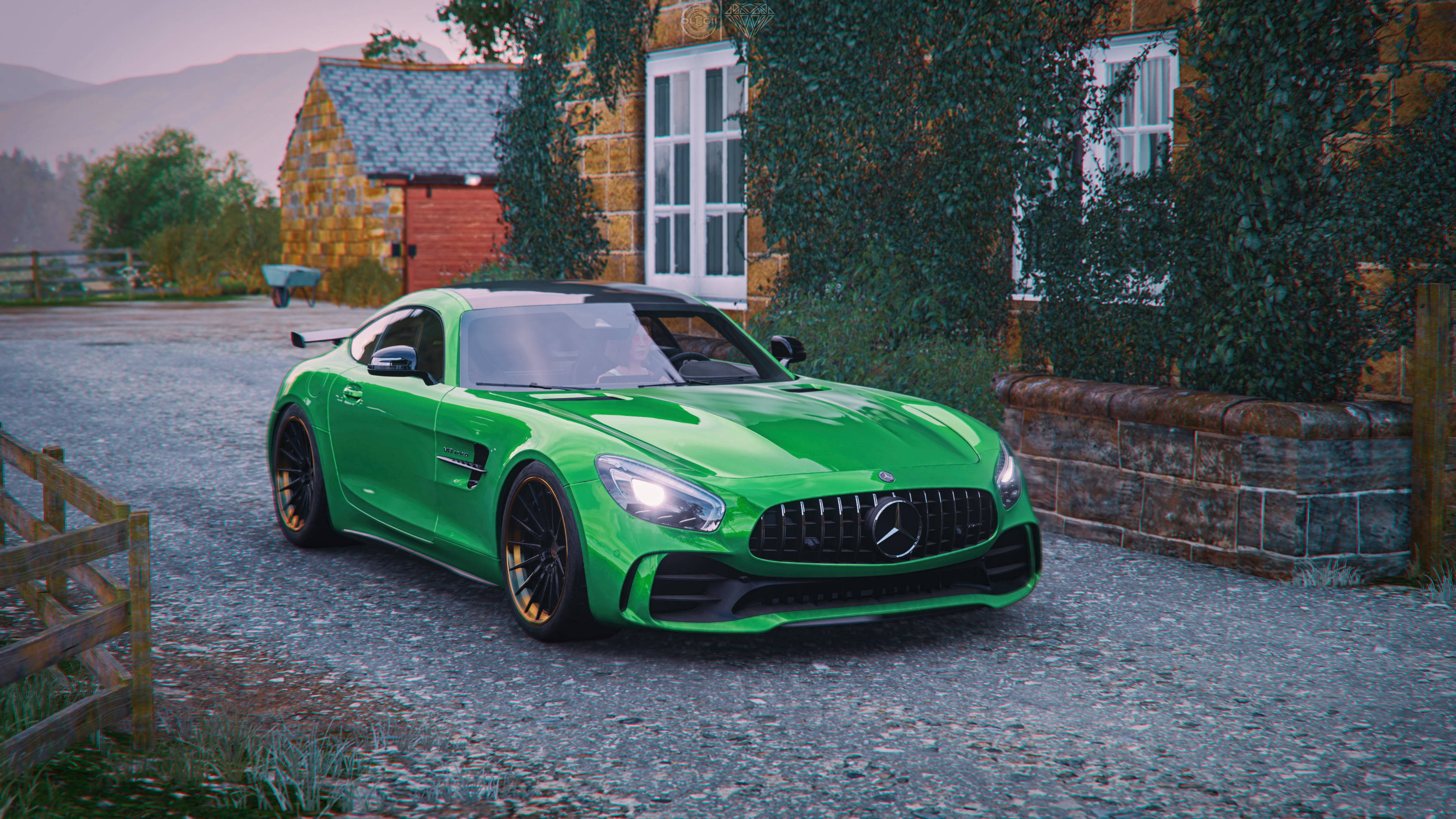 怪獸動圖 桌布 壁紙 — 一輛充滿活力的綠色Mercedes-AMG GT在黃昏時停泊在碎石車道上，旁邊是一座爬滿常春藤的石屋。