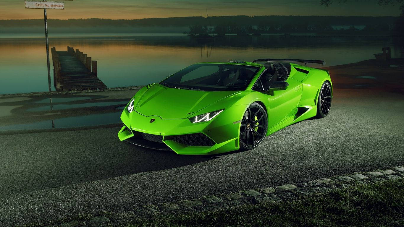 Sports Car 桌布 壁紙 — 一輛充滿活力的綠色林寶堅尼 Huracán Spyder 在黃昏時停泊在寧靜湖泊旁的濕滑道路上。