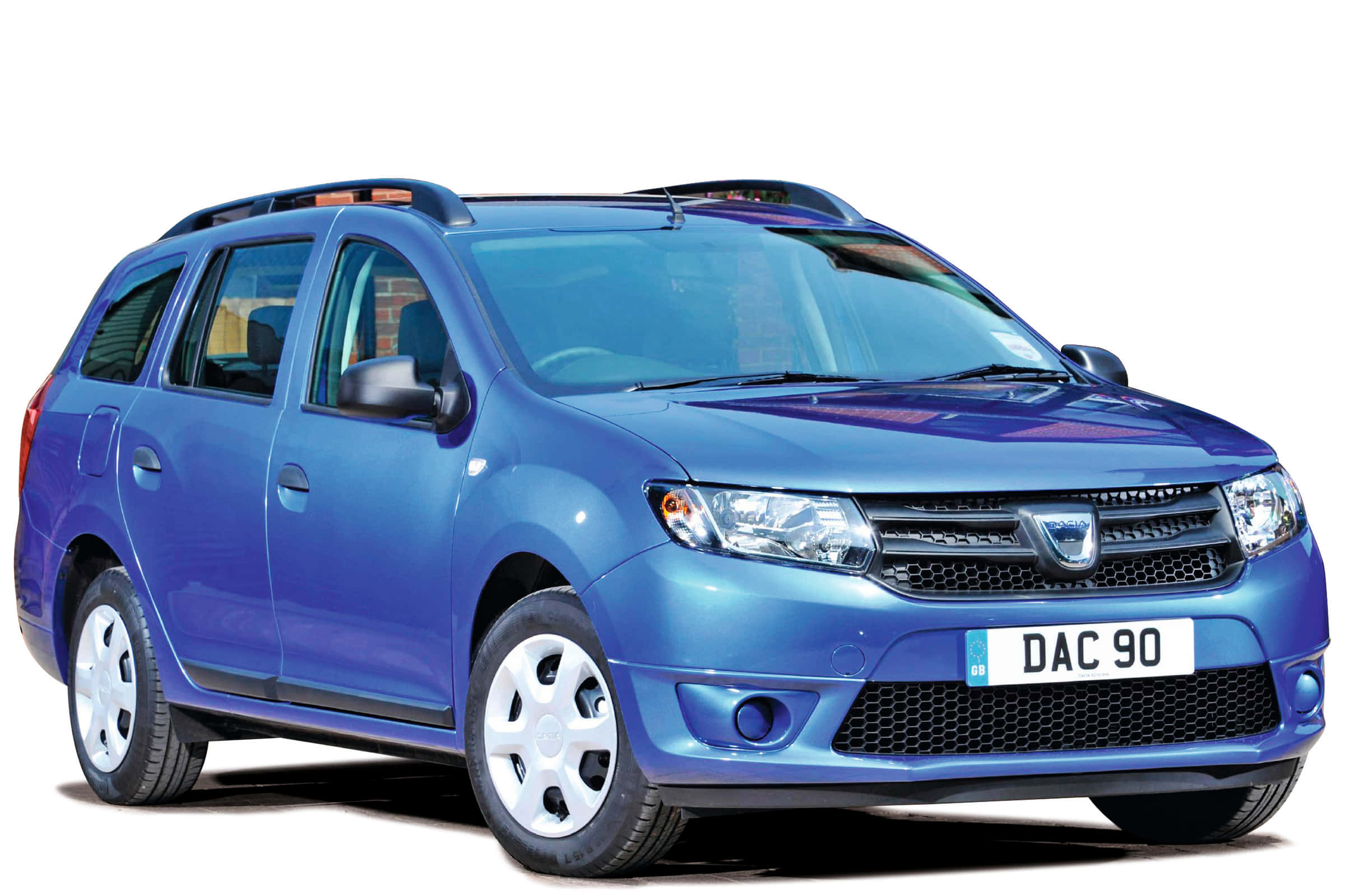 Dacia 桌布 壁紙 — 一輛充滿活力的藍色Dacia Logan MCV旅行車在工作室燈光下以純白色背景展示。