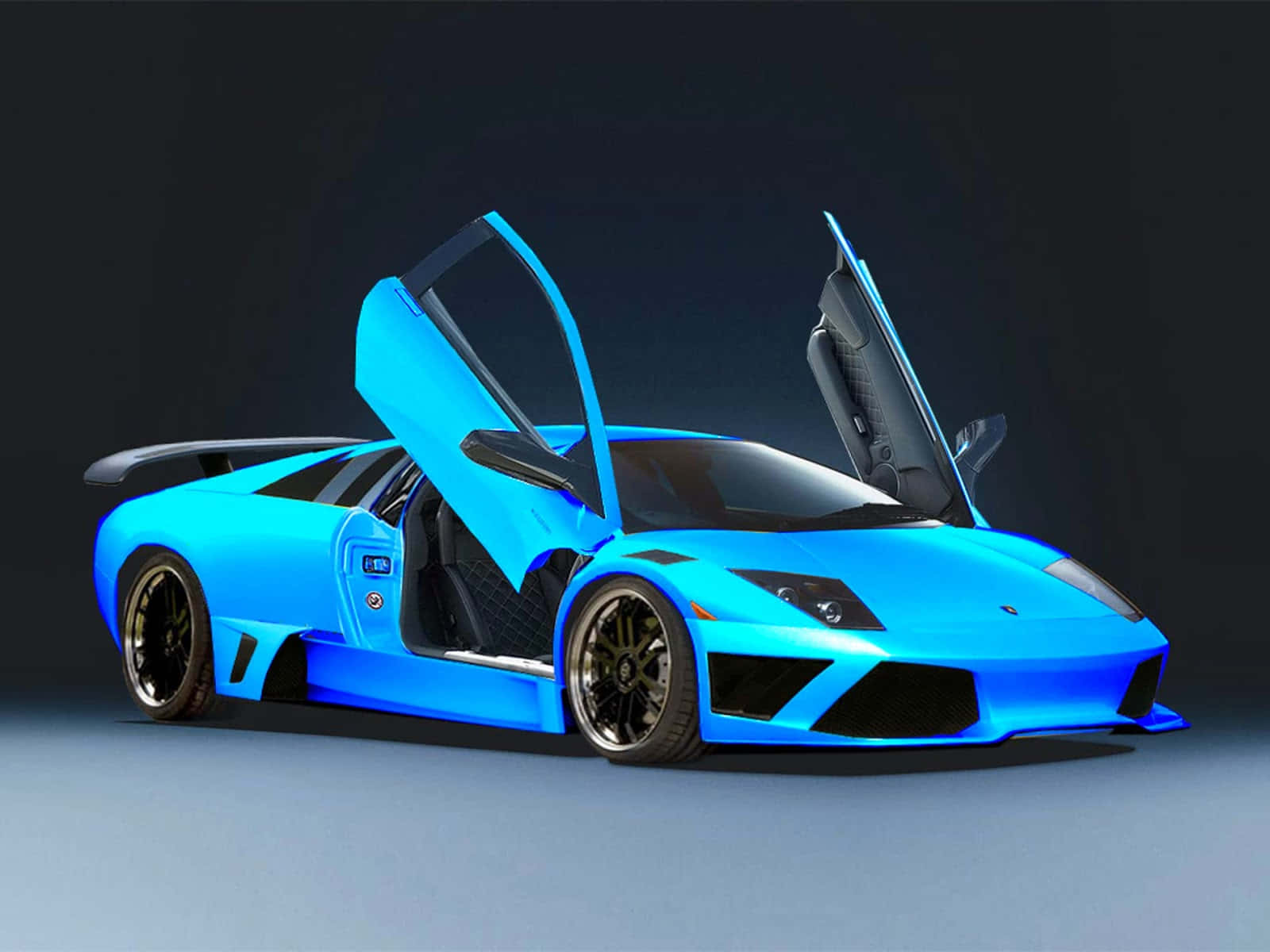 Car Model 桌布 壁紙 — 一輛充滿活力的藍色林寶堅尼跑車，剪刀門打開，在深色工作室背景下展示。