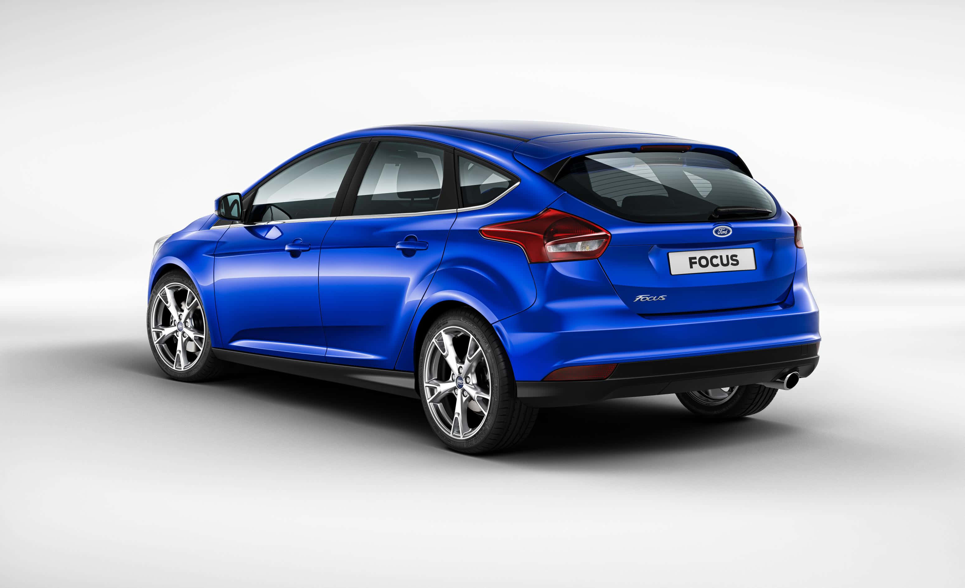 Ford Focus 桌布 壁紙 — 一輛充滿活力的藍色福特福克斯掀背車在無縫白色背景下的工作室燈光下閃閃發光。