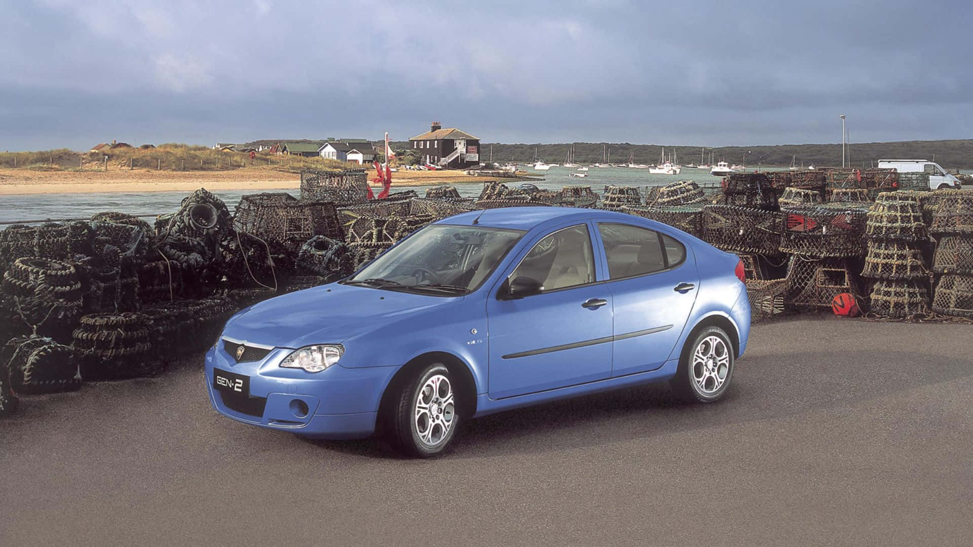 Proton 桌布 壁紙 — 一輛充滿活力的藍色轎車停泊在港口碼頭，旁邊堆疊著經風雨侵蝕的龍蝦籠，天空多雲。