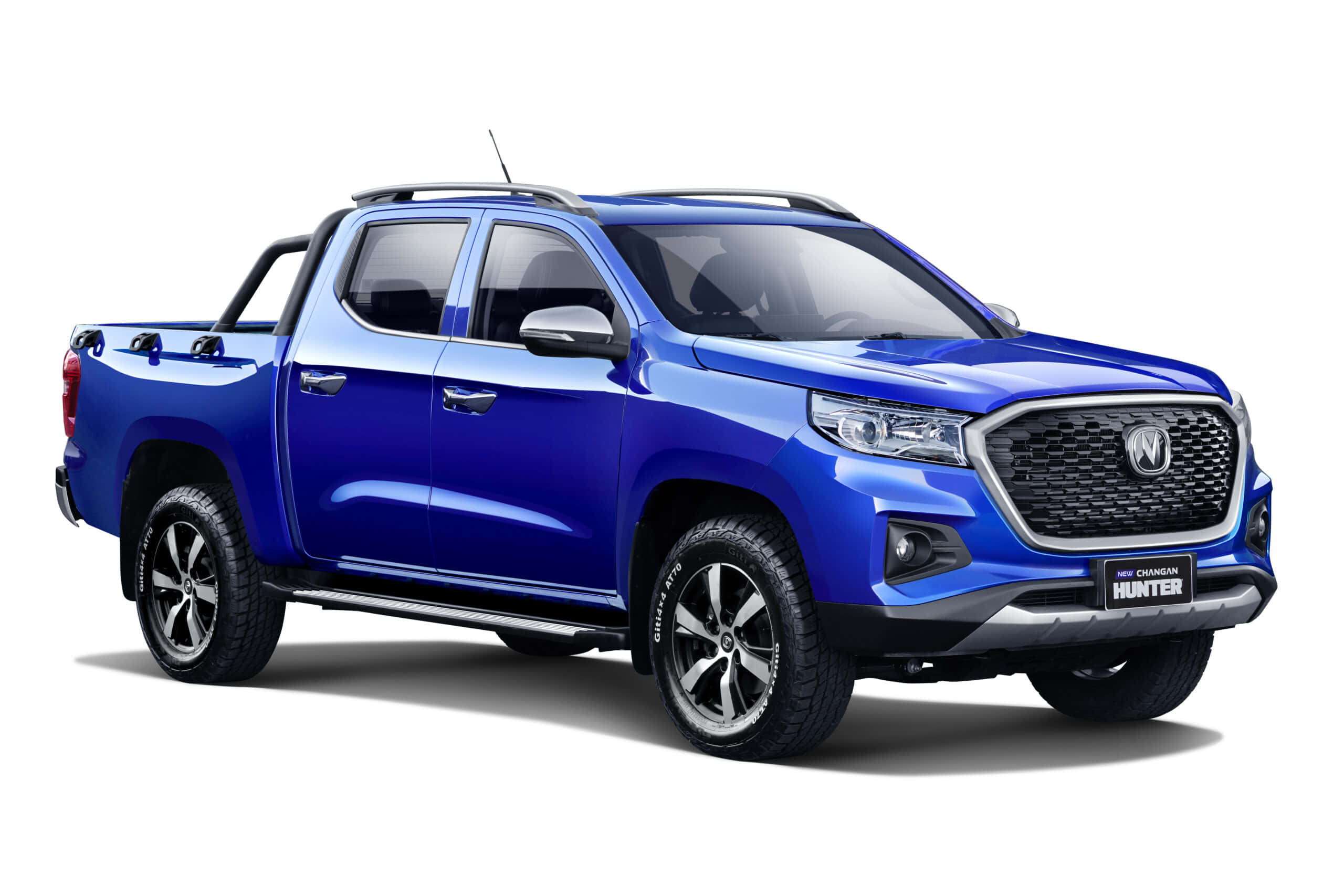 Changan 桌布 壁紙 — 一輛充滿活力的藍色長安獵手皮卡車，在工作室燈光下展現出乾淨的線條和鍍鉻裝飾。