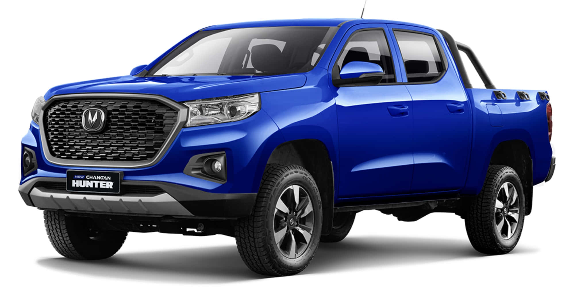 Changan 桌布 壁紙 — 一輛充滿活力的藍色長安獵手皮卡車，在工作室燈光下展示，線條簡潔，輪胎堅固。
