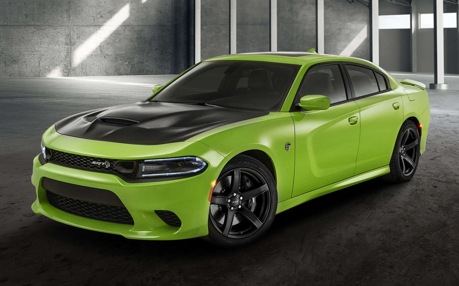 Dodge Charger 桌布 壁紙 — 一輛充滿活力的青檸綠色Dodge Charger SRT，配備黑色引擎蓋和輪圈，停在簡約的混凝土車庫中，在明亮的攝影棚燈光下。