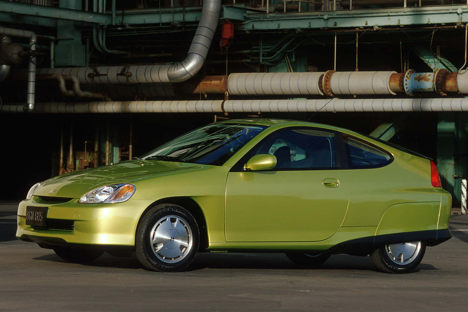 Honda Insight 桌布 壁紙 — 一輛充滿活力的青檸綠色本田FCX燃料電池車停在工廠環境的工業管道下。