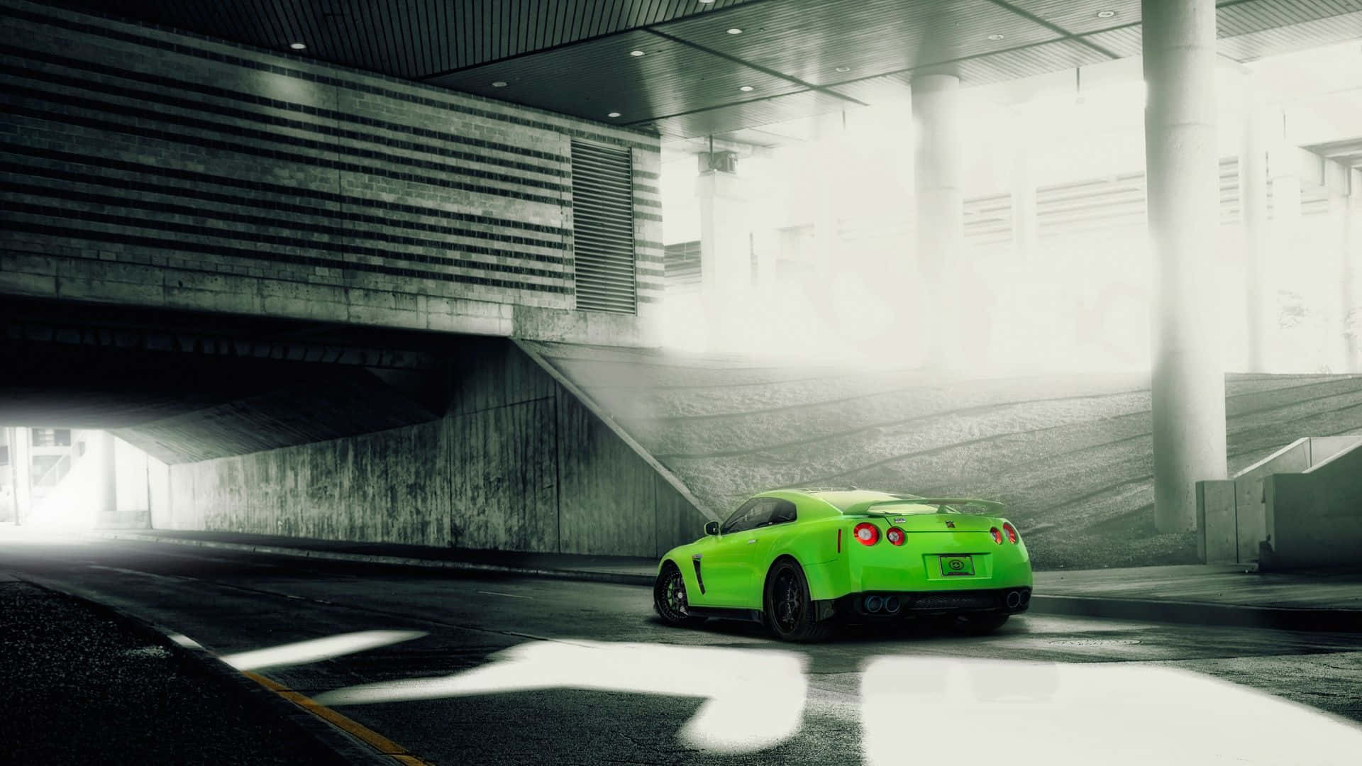 Gtr 桌布 壁紙 — 一輛充滿活力的青檸綠色跑車停泊在霧氣瀰漫的混凝土天橋下，燈光效果戲劇性。