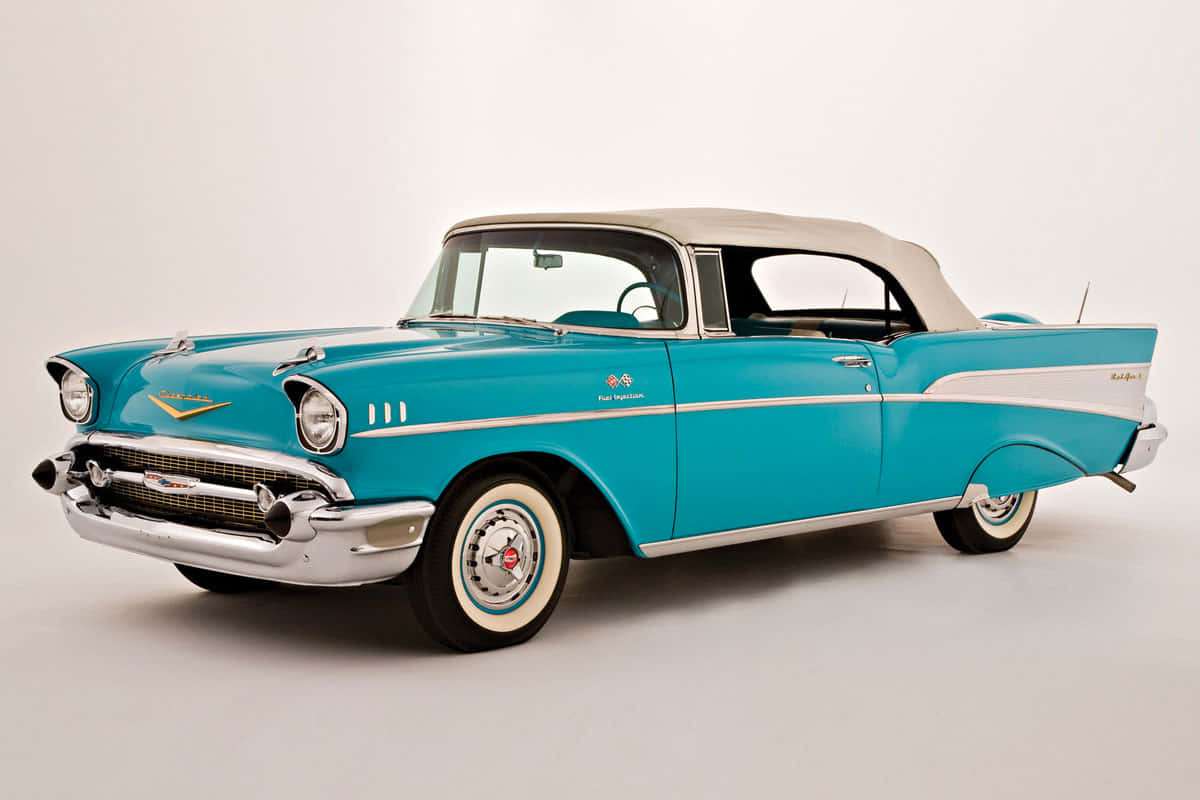 Car Model 桌布 壁紙 — 一輛充滿活力的青綠色1957年雪佛蘭Bel Air開篷車，配備白色車頂和鍍鉻飾邊，以潔淨的白色工作室背景為襯托。