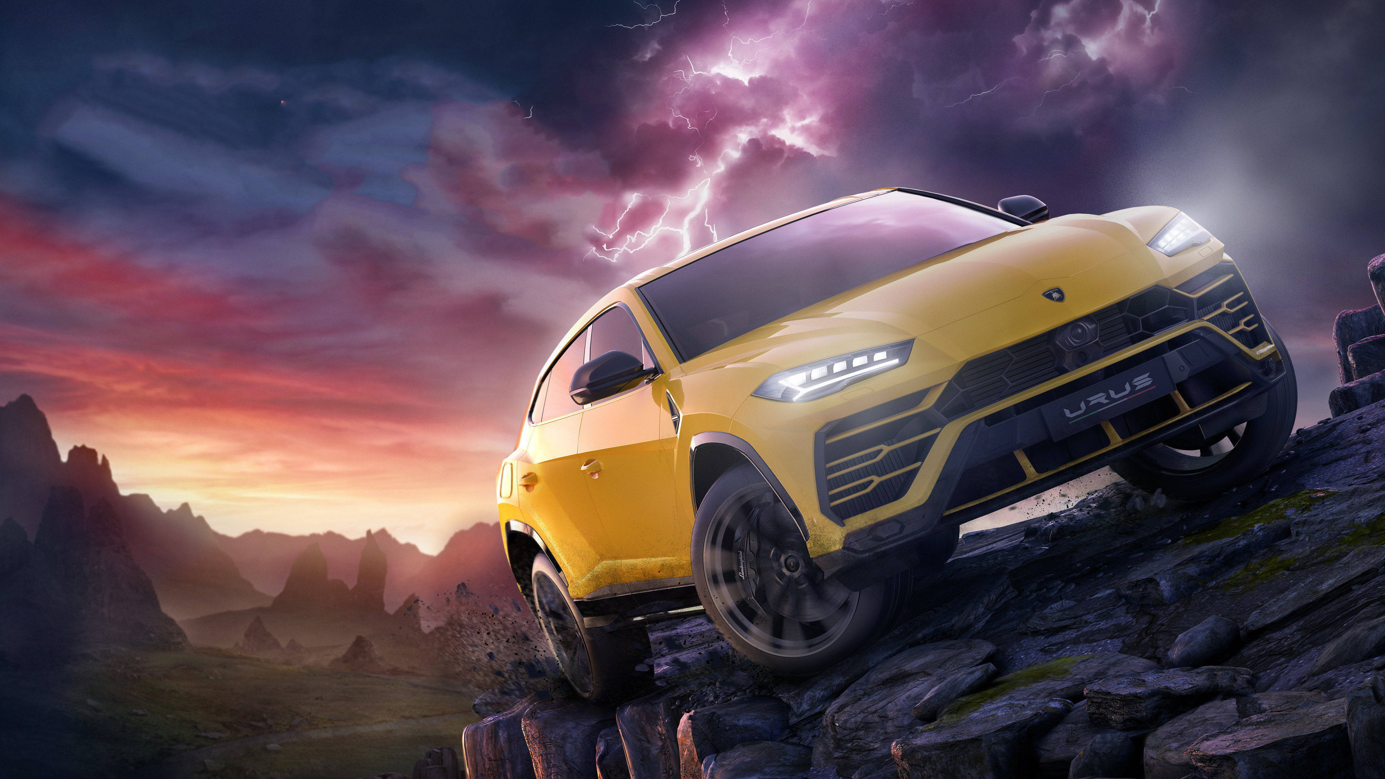 Forza Horizon 4 Lamborghini Urus 壁紙 — 一輛充滿活力的黃色林寶堅尼 Urus 在戲劇性的紫色閃電暴風雨天空下征服崎嶇的山岩。