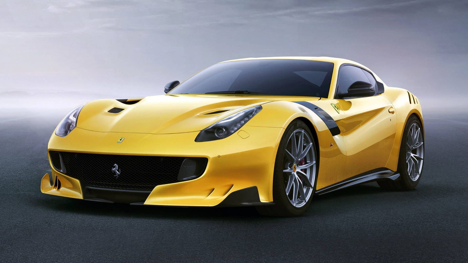 Sports Car 桌布 壁紙 — 一輛充滿活力的黃色法拉利跑車，帶有黑色點綴，在柔和的攝影棚燈光下，在霧濛濛的灰色背景中閃閃發光。