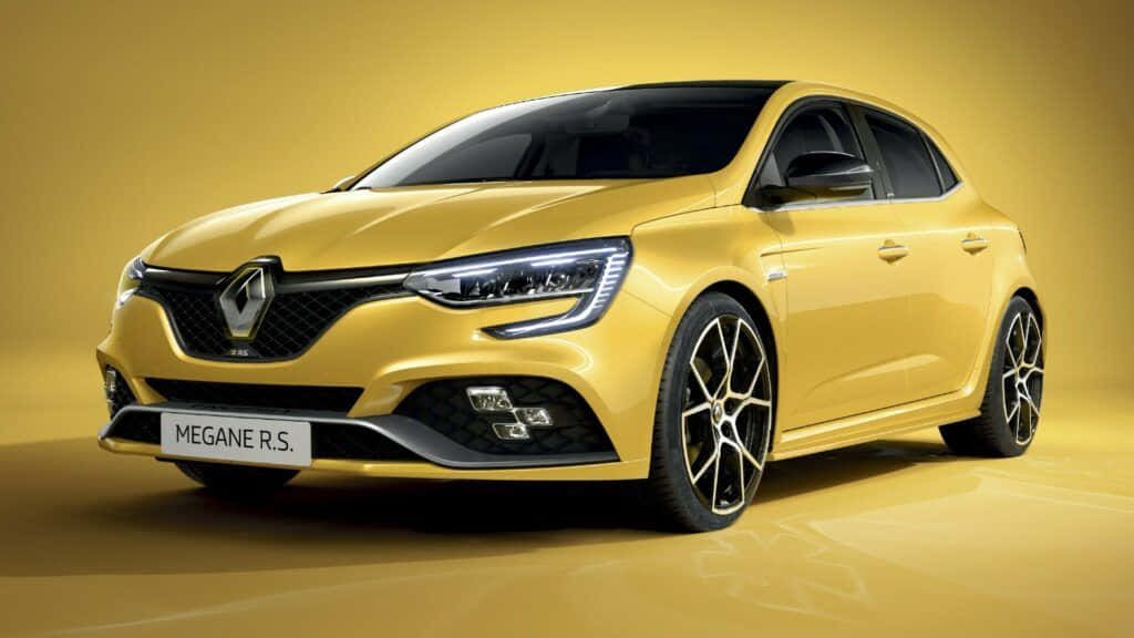 Hatchback 桌布 壁紙 — 一輛充滿活力的黃色雷諾 Mégane R.S. 跑車在攝影棚燈光下閃耀，背景為相配的金色。