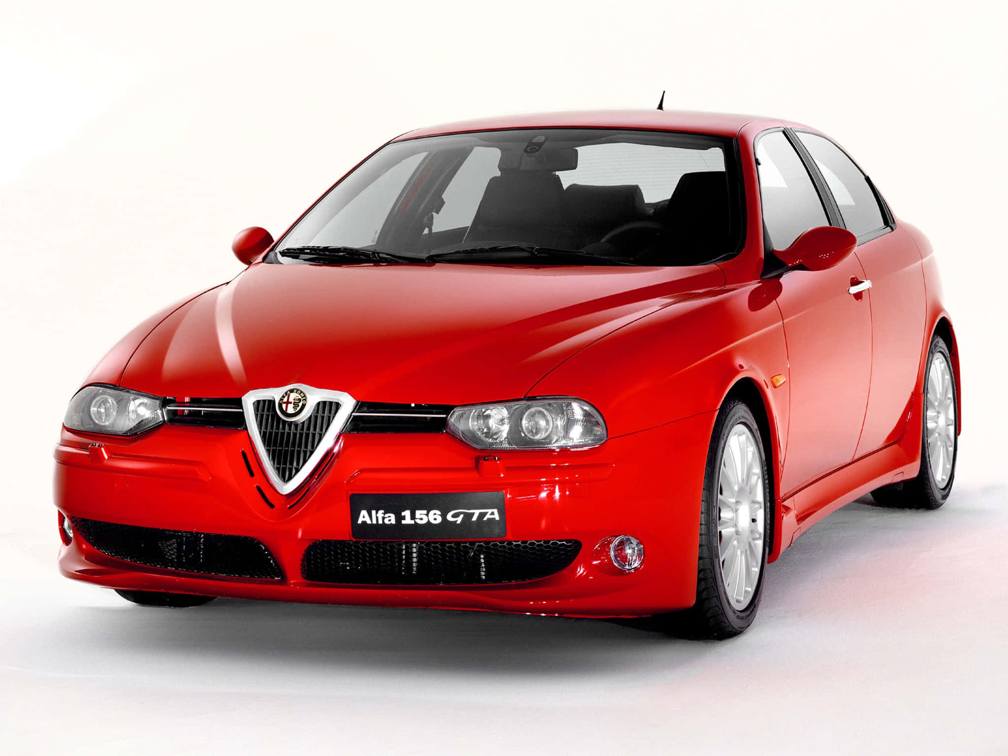 Alfa Romeo 156 桌布 壁紙 — 一輛光澤的紅色Alfa 156 GTA跑車在潔淨的白色攝影棚中以銳利燈光拍攝。