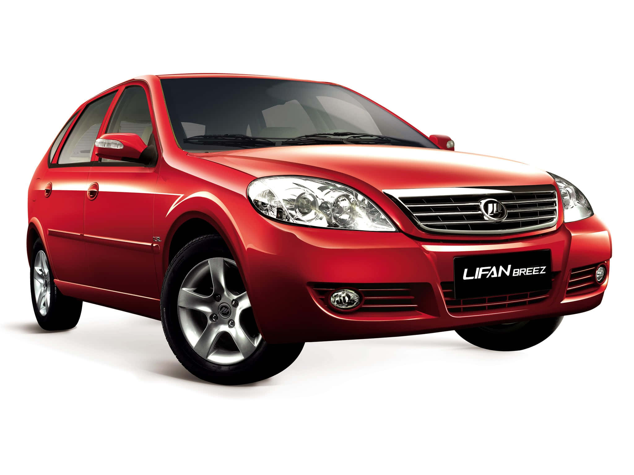 Lifan 桌布 壁紙 — 一輛光澤的紅色力帆Breez掀背車在乾淨白色背景的攝影棚內拍攝。