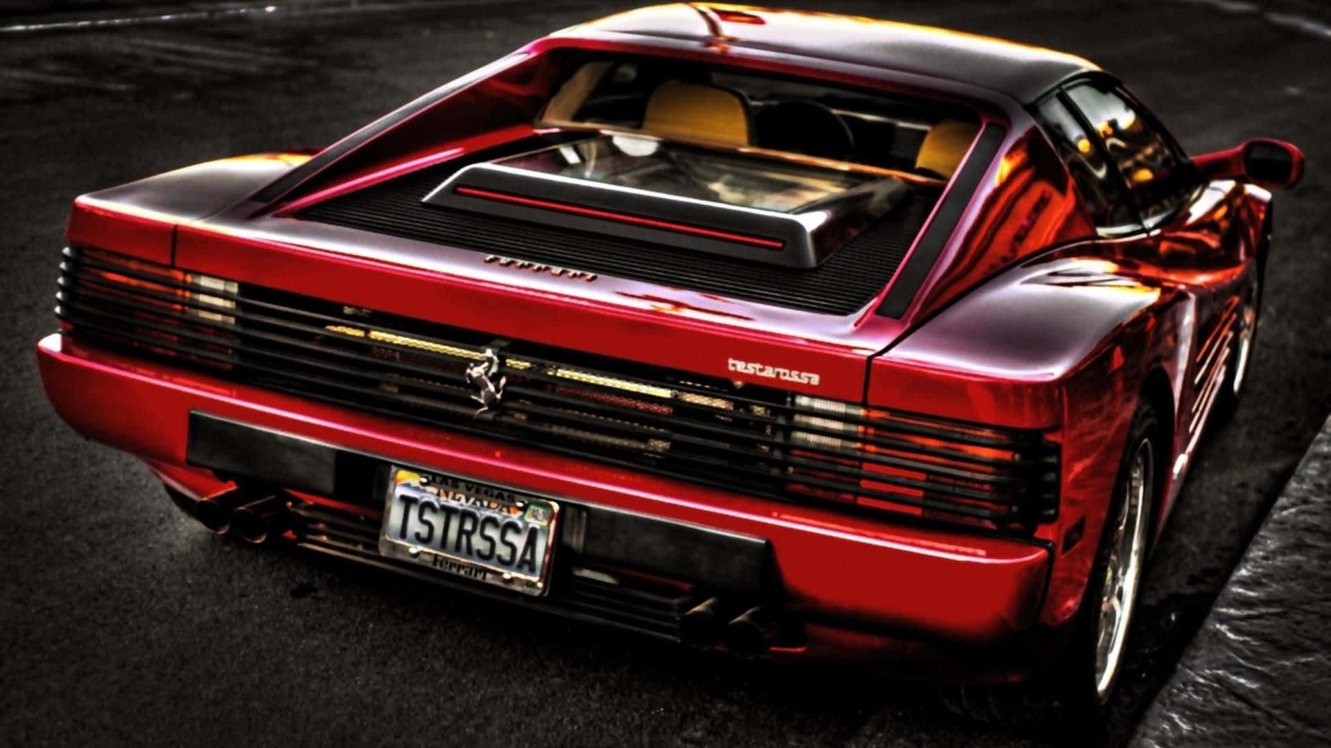Ferrari Testarossa 桌布 壁紙 — 一輛光澤的紅色法拉利 Testarossa 在潮濕的瀝青路面上，在戲劇性的燈光下閃閃發光。