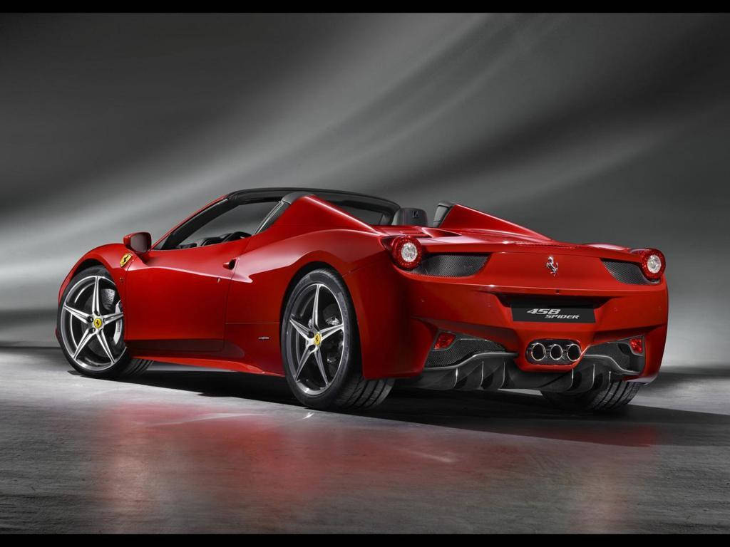 Sports Car 桌布 壁紙 — 一輛光澤的紅色法拉利458 Spider敞篷車在戲劇性的攝影棚燈光下，在深灰色背景上閃閃發光。