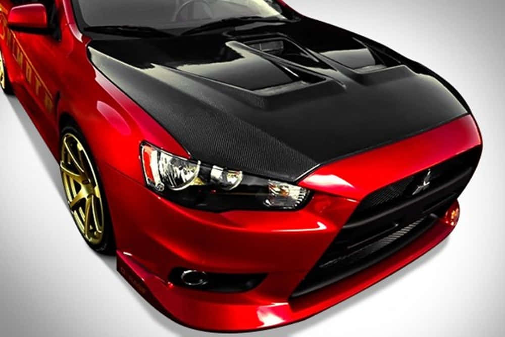 Car Hood 桌布 壁紙 — 一輛光澤的紅色跑車，配備黑色碳纖維引擎蓋和金色輪圈，在工作室拍攝中展示。